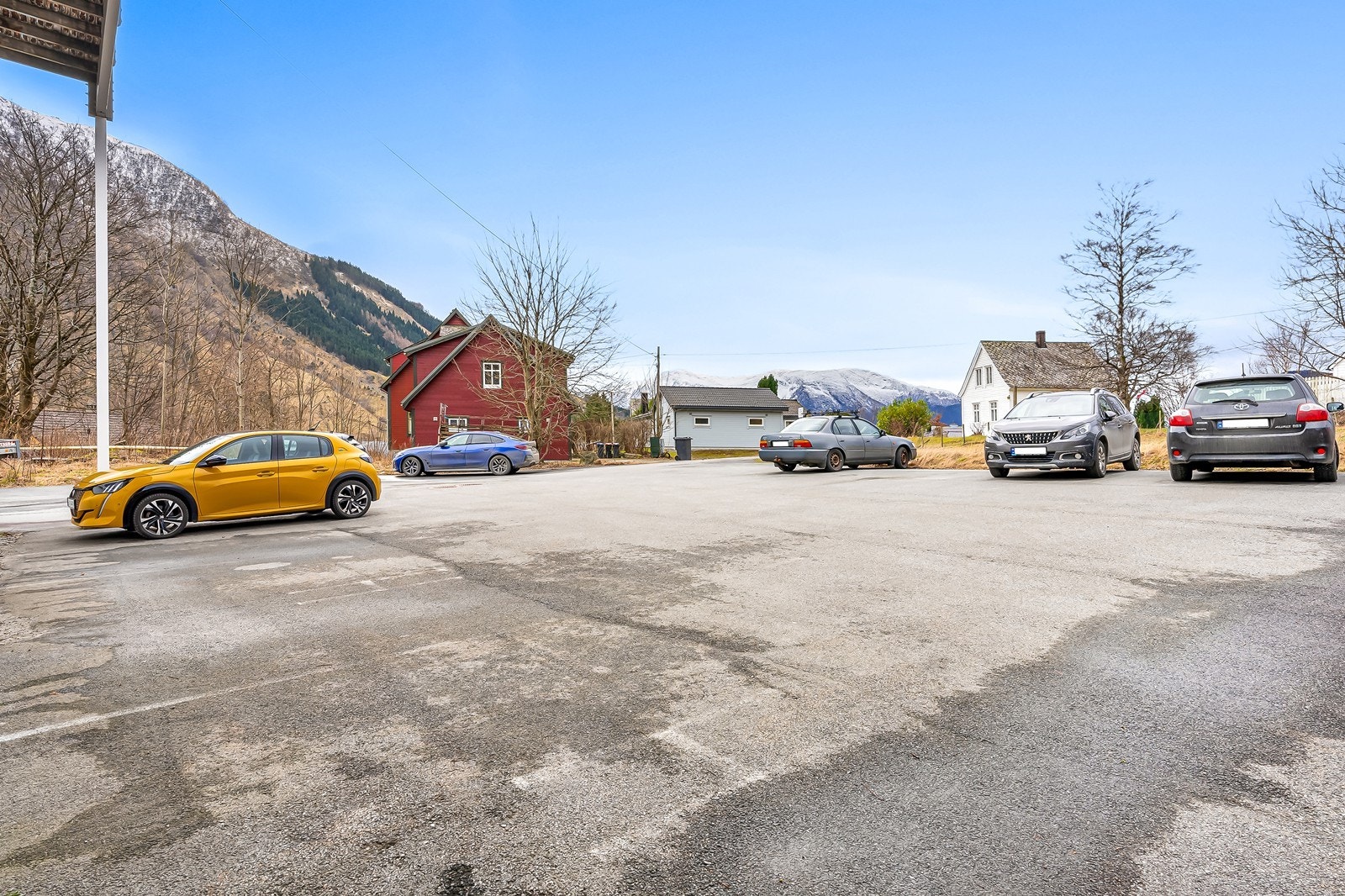 Felles parkeringsplass. Her er det nylig blitt montert en felles el-bil ladere til sameiet Galleribilde