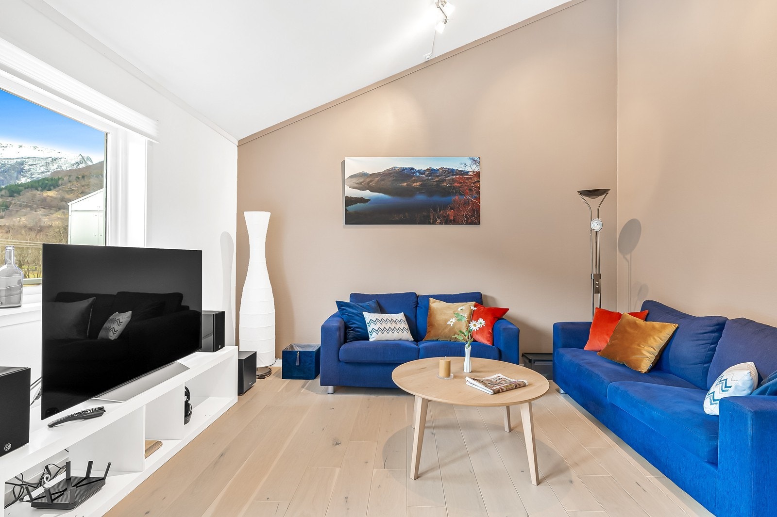 Stuen er meget pen og romslig, med store vinduer som slipper inn godt med dagslys Galleribilde