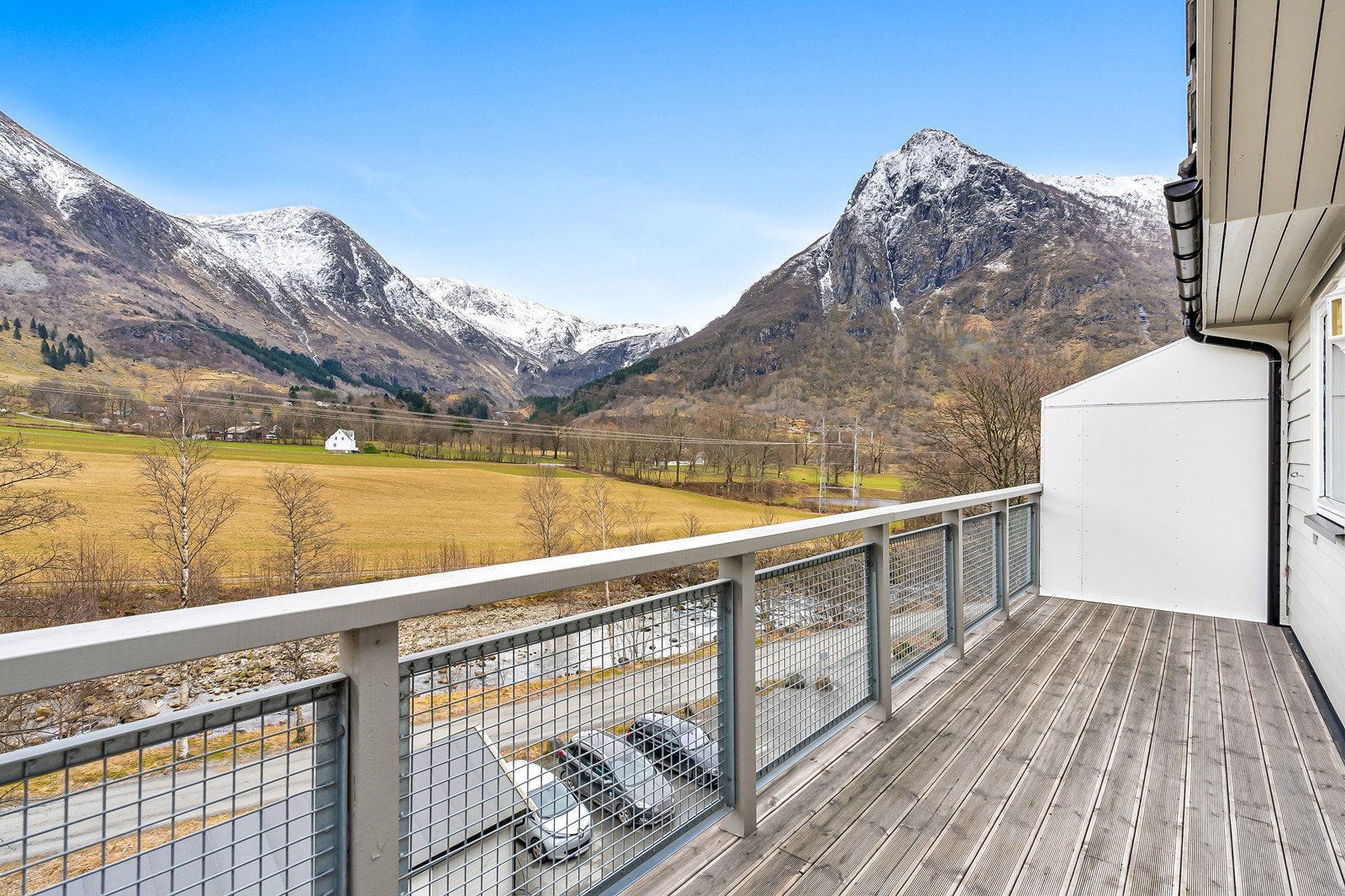 Fra både stuen og terrassen kan du nyte en vakker utsikt mot Melderskin, Malmangernuten, Melselva og de naturskjønne, landlige omgivelsene Galleribilde
