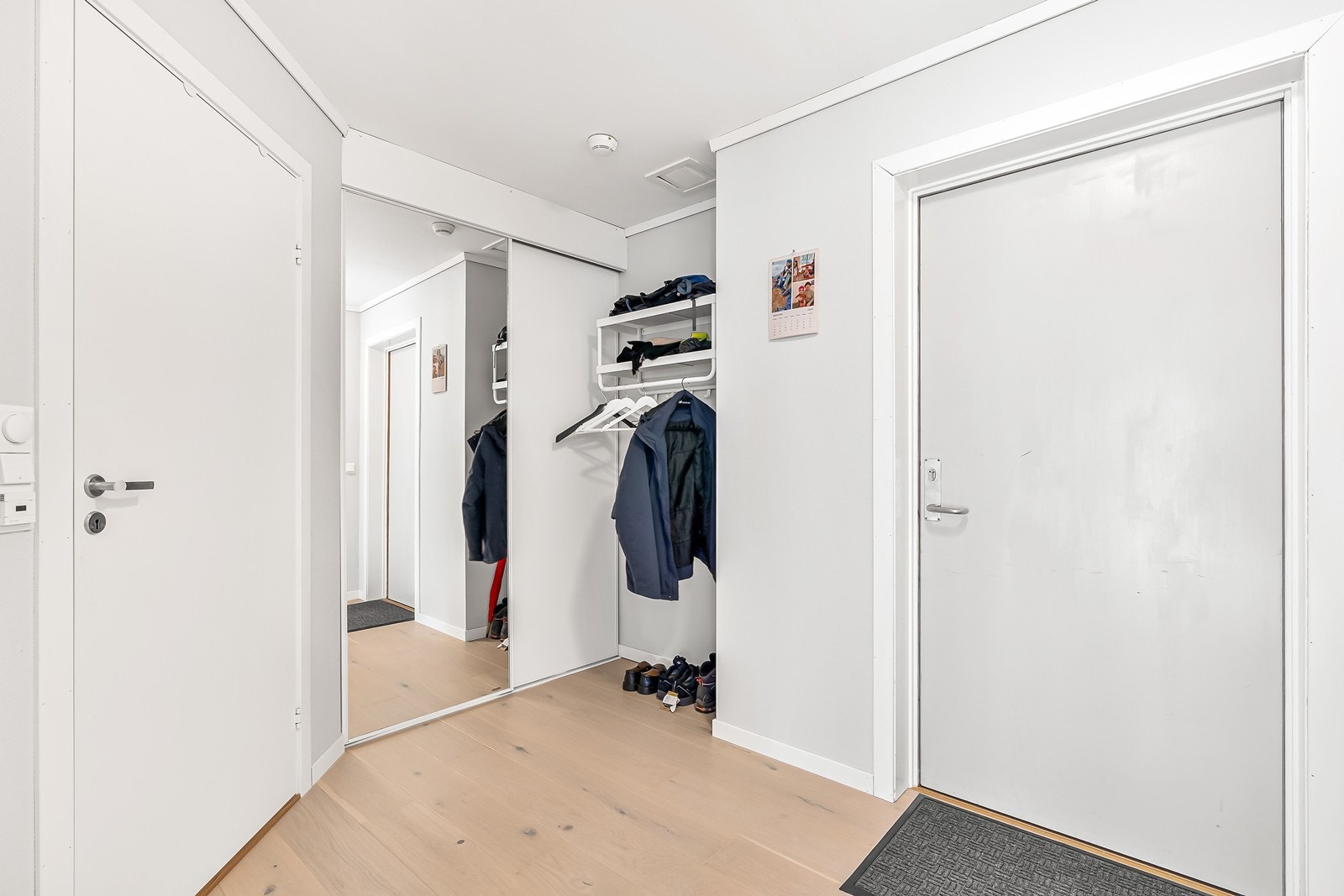 Velkommen inn! Romslig entré med en praktisk utforming som gir god plass til å henge fra seg yttertøy i nisje, samt sette fra seg sko Galleribilde