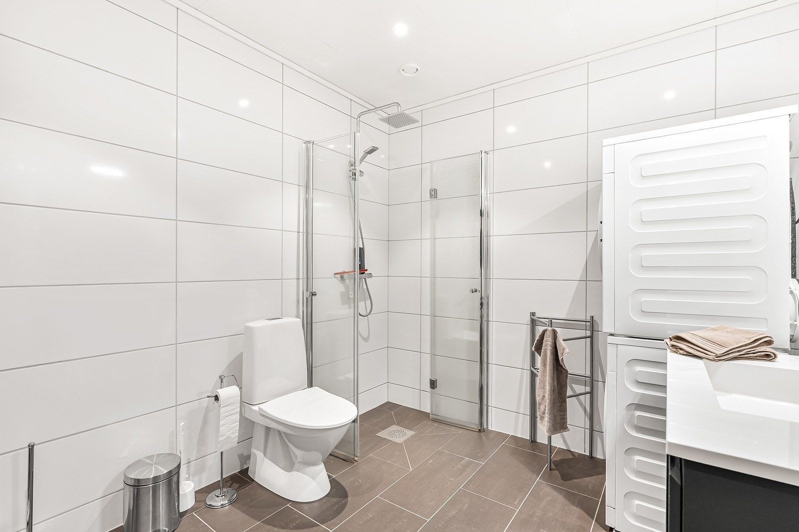 Badet ble pusset opp i 2016 og fremstår som moderne og innbydende med lyse, tidsriktige fargevalg Galleribilde
