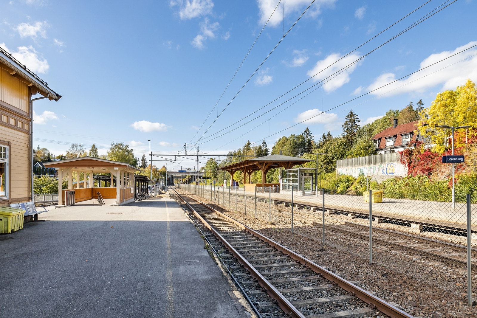 Fra leiligheten er det ca 10 min gange til togstasjonen som tar deg direkte til Oslo eller mot Lillestrøm. Galleribilde