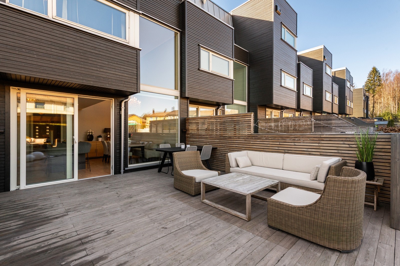 Hele uteområdet er ''terrassert'' med treterrasser og grus/stein. Galleribilde
