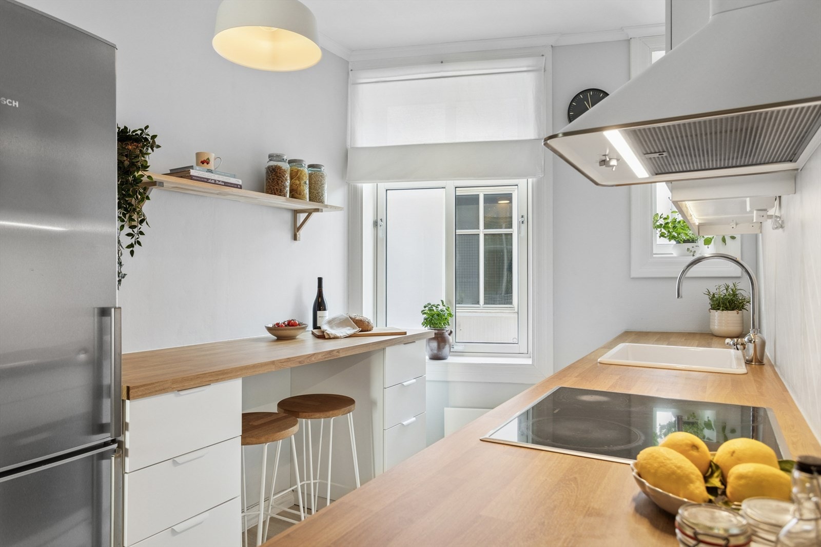 Stilrent og lyst kjøkken som måler 9 kvm. Kjøkkenet er pusset opp i 2024 og holder god standard med mye lagringsplass i over- og underseksjoner med skuffer og skap. Galleribilde