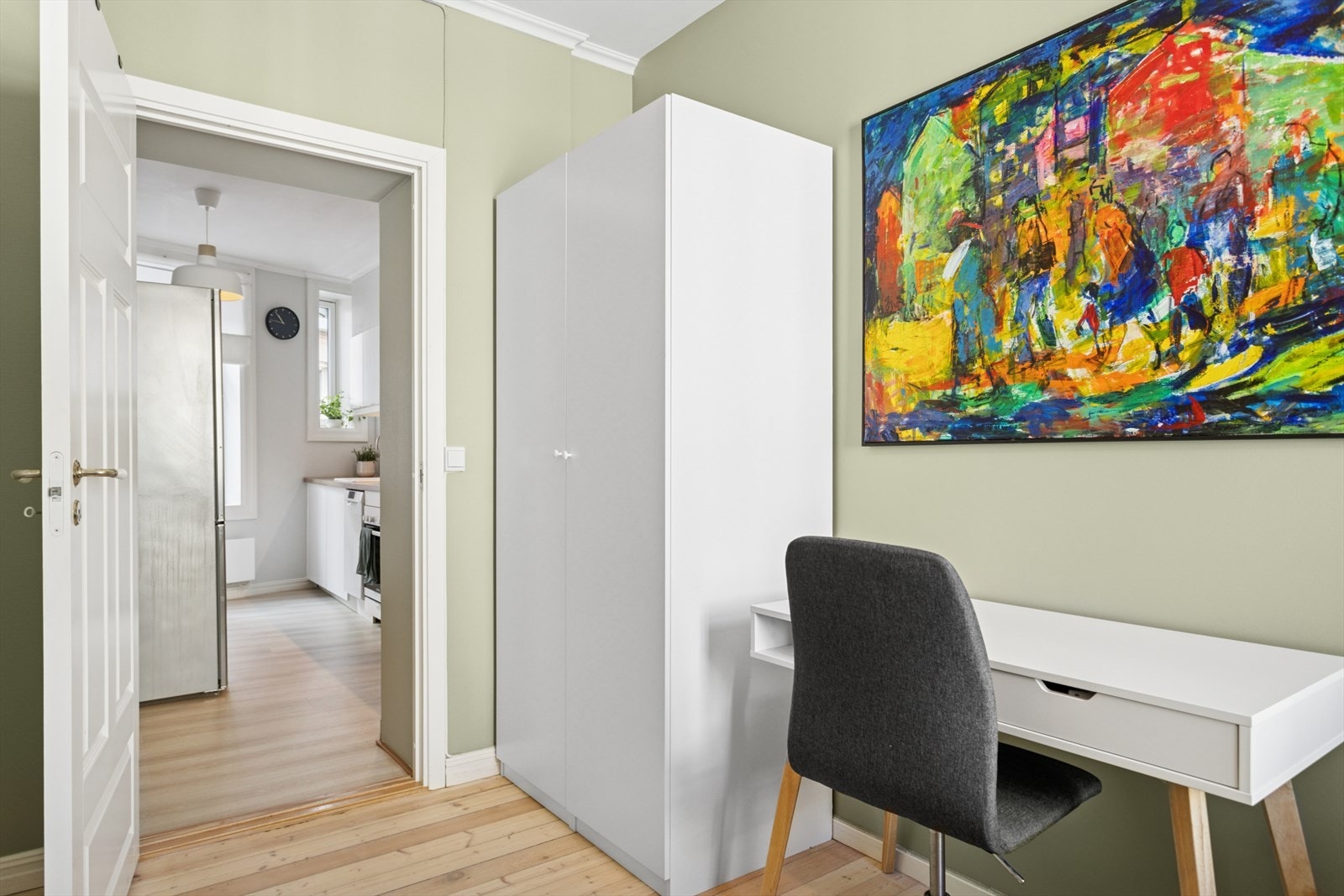 Også her er det plass til dobbeltseng, tilhørende nattbord og ønsket garderobeløsning. Galleribilde