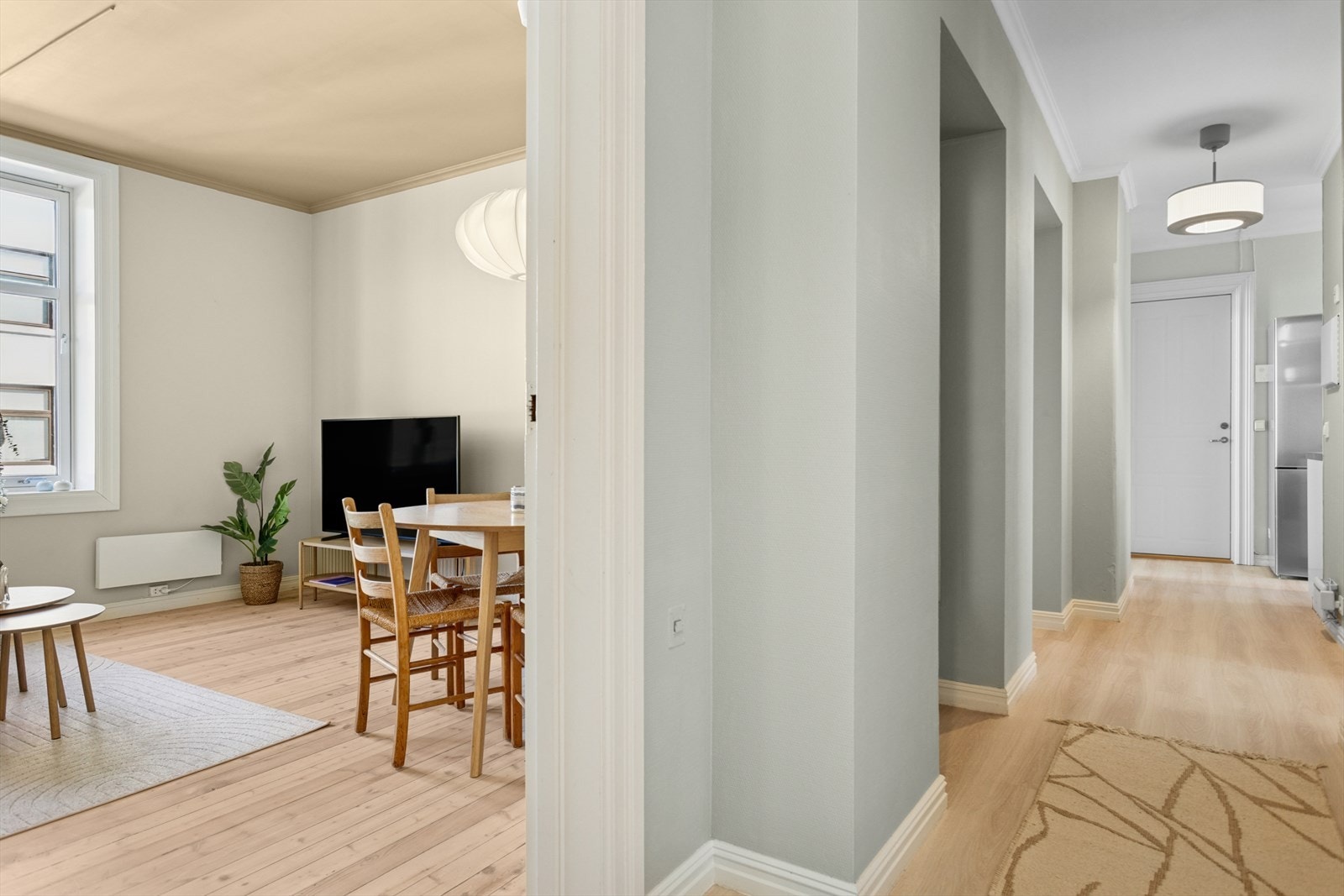 Alle seksjonseiere har bod i kjeller og bakgården er avlåst fra gate. Her er det etablert sykkelparkering. Galleribilde