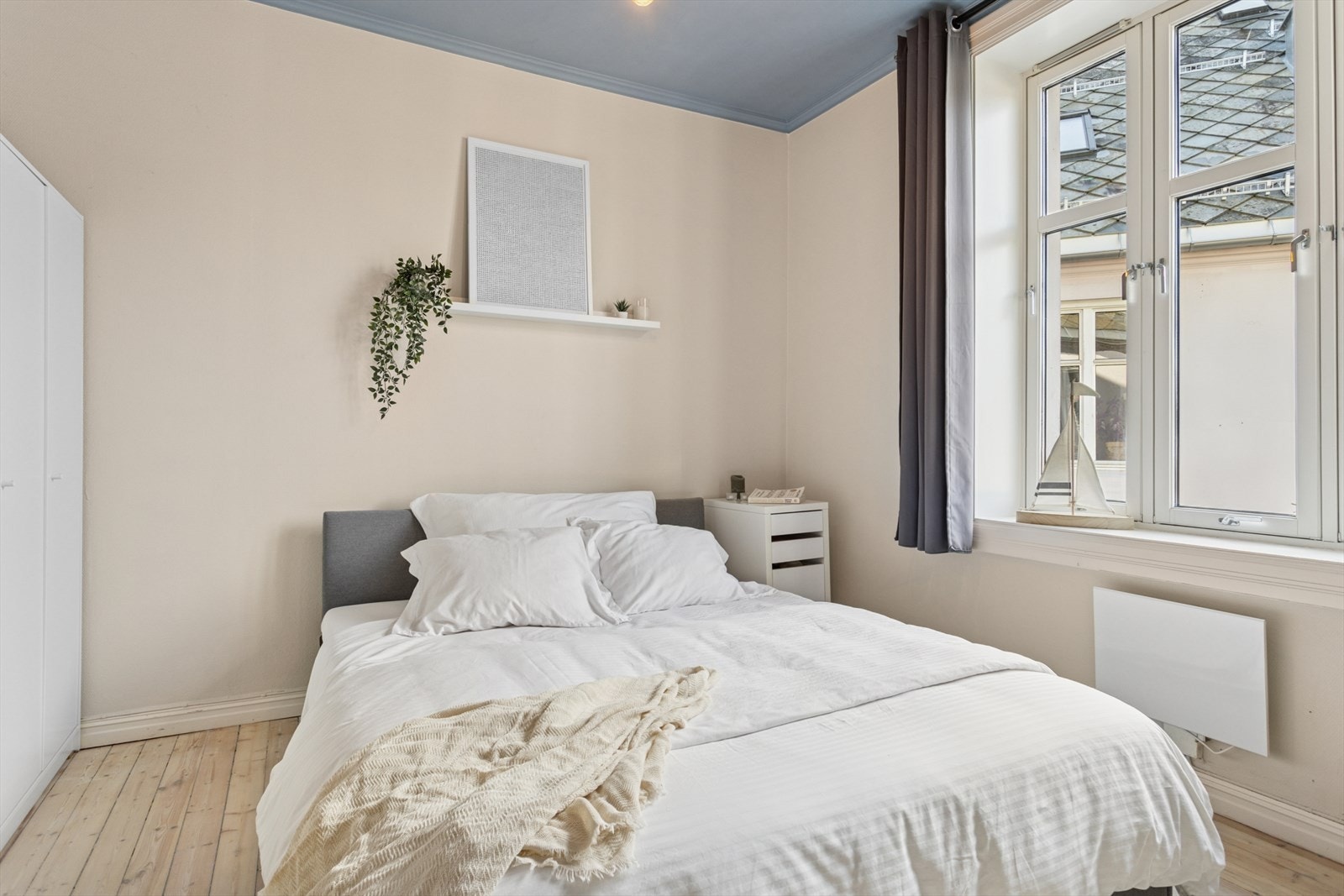 Soverom 1 er 12,5 kvm. Her er det god plass til dobbeltseng, tilhørende nattbord og ønsket garderobeløsning. Garderobeskap følger handelen. Galleribilde