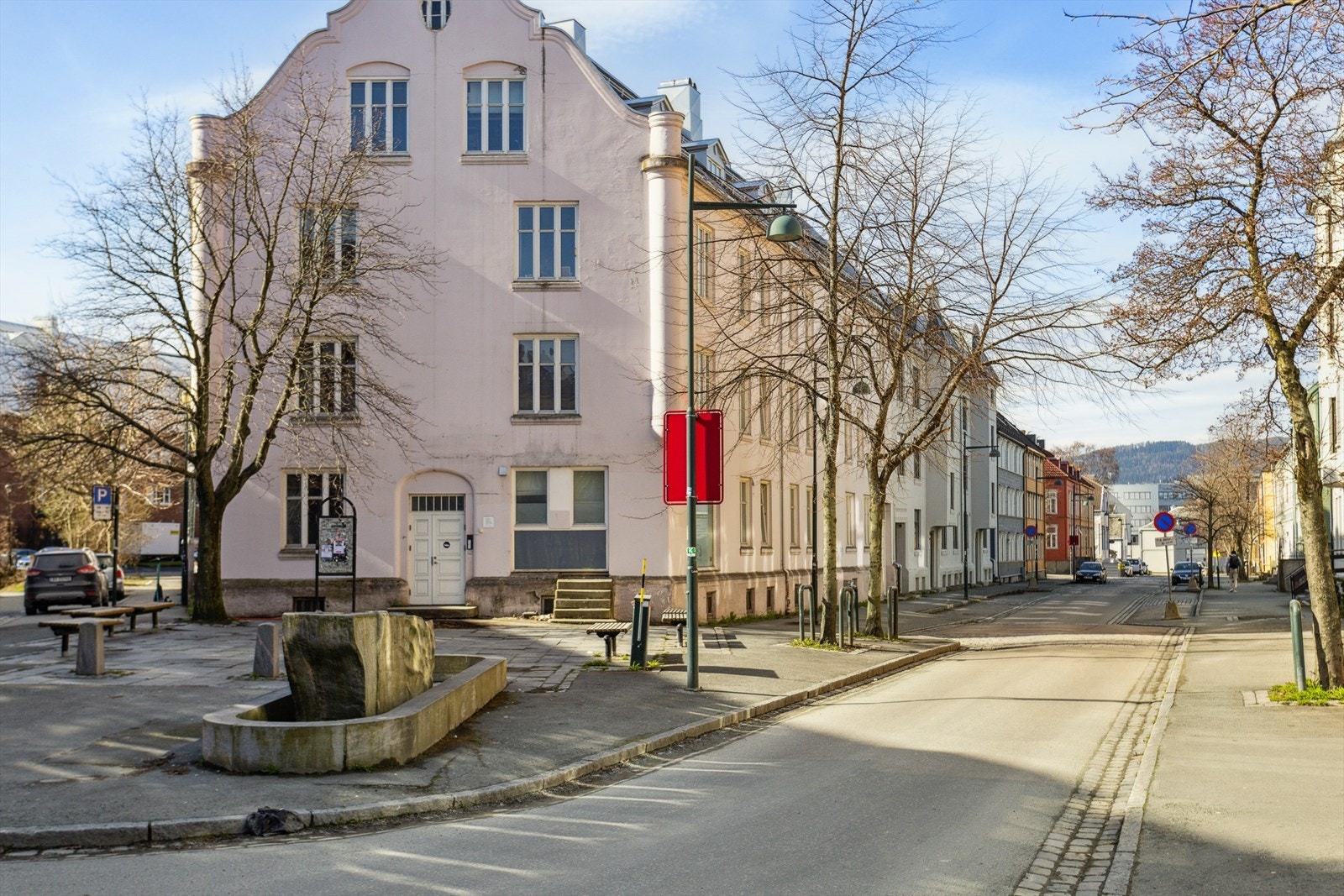 Leiligheten ligger godt til rette for kollektivtransport. Nærmeste busstopp ligger i umiddelbar nærhet og har direkteruter til flere av byens studiesteder. Flybuss og tog ligger innen få minutters gange. Det er også hurtigbåt fra Piren innen gangavstand. Galleribilde