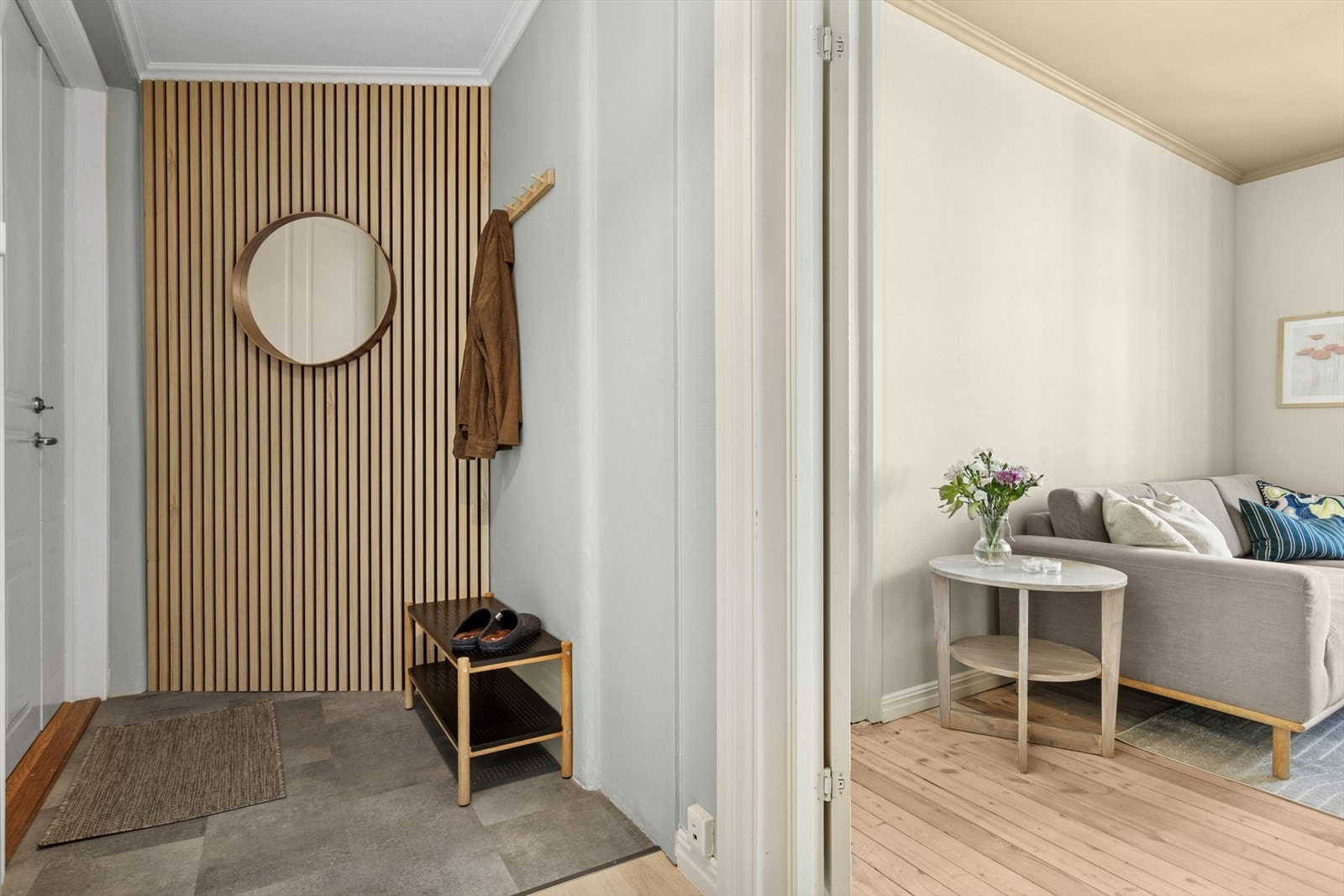 Man kommer inn i leiligheten via en romslig entrè med oppheng. Hele gangen er 25 kvm. og har flere bruksmuligheter. Galleribilde