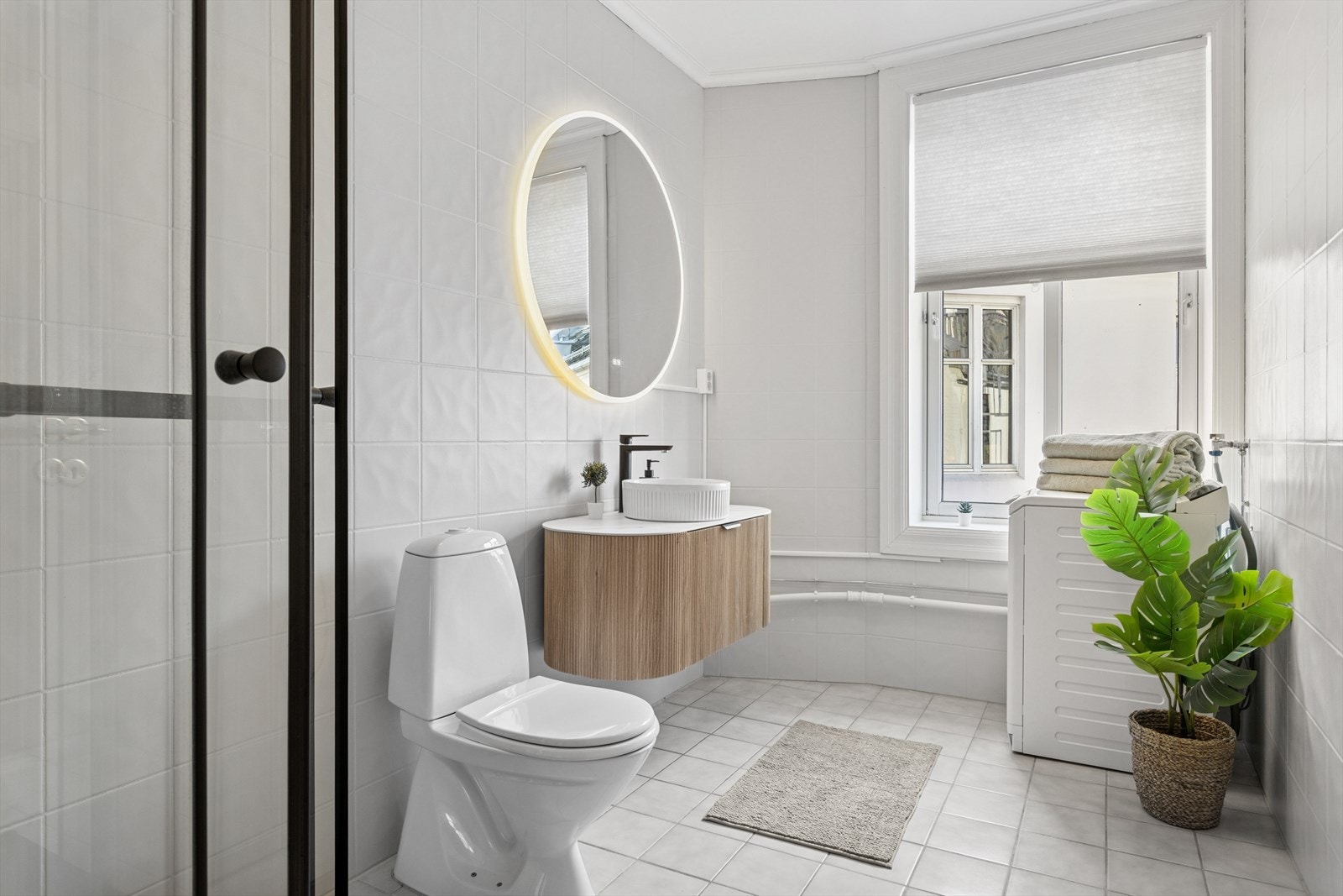 Flislagt baderom på ca. 6 kvm. med ny innrending, varmekabler i gulv og opplegg for vaskemaskin. Galleribilde