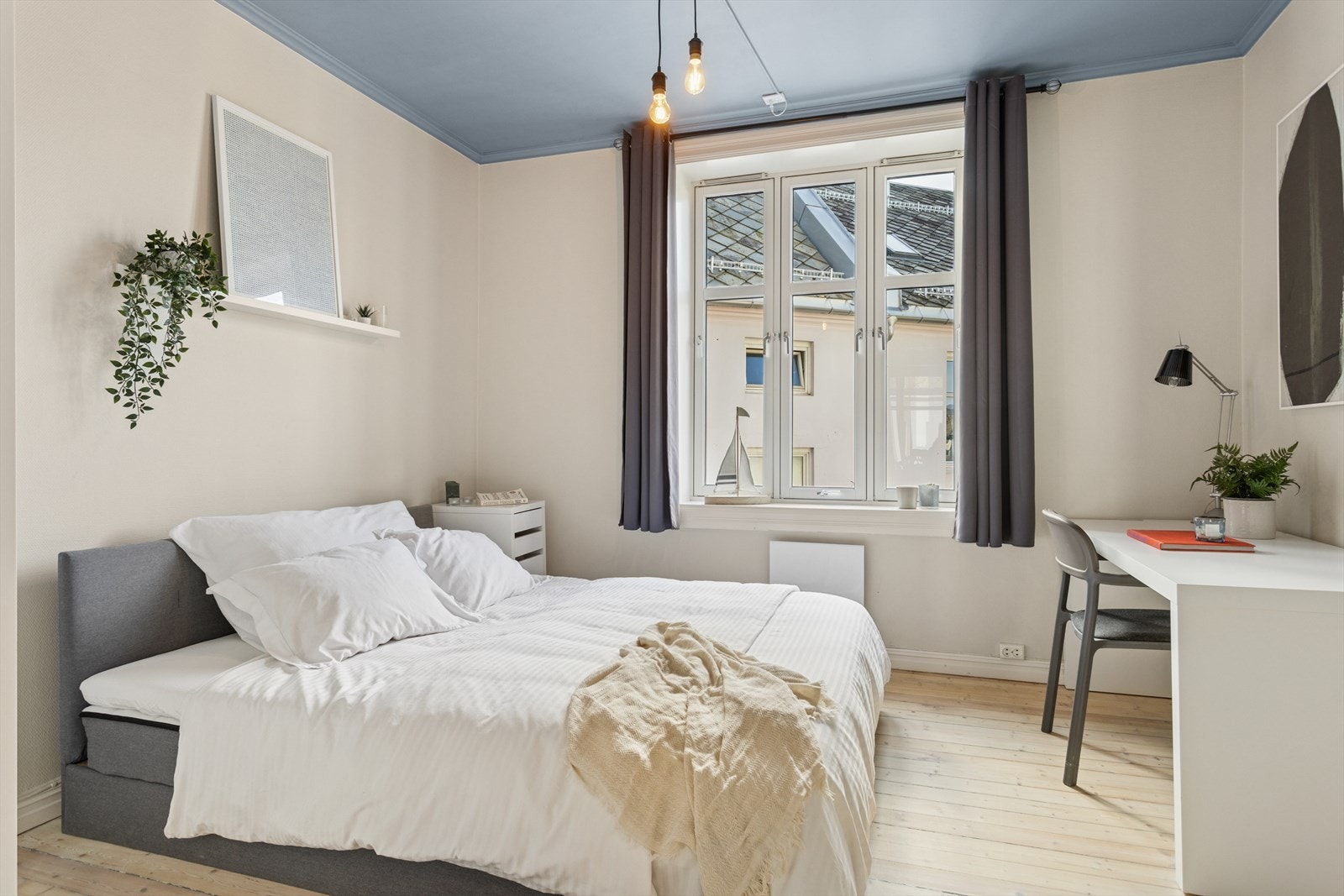 Lyst soverom på ca. 12,5 kvm. Galleribilde