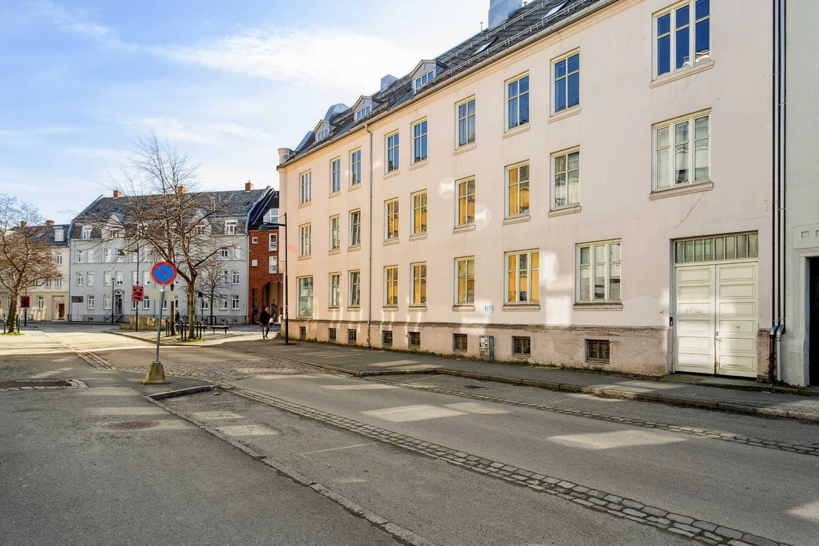 Leiligheten ligger på Lademoen. Svært sentral beliggenhet med kun få minutters gangavstand til Solsiden. Det er gang- og sykkelavstand til flere av de store skolene som BI, Dronning Mauds Minde, NTNU Gløshaugen og Handelshøyskolen. Galleribilde