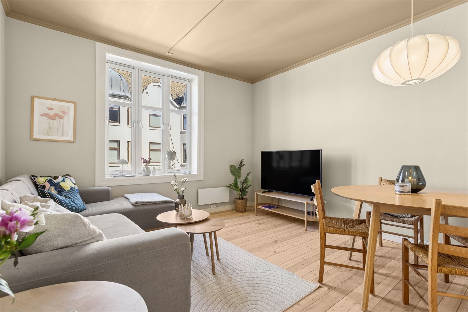 Velkommen til Østersunds gate 15A! En klassisk 4-roms bygårdsleilighet med kort vei til alt! Ekstra takhøyde og velholdt bygård med kun 5 minutters gange til Solsiden. DNB Eiendom v/ Sindre H. Mathisen Galleribilde