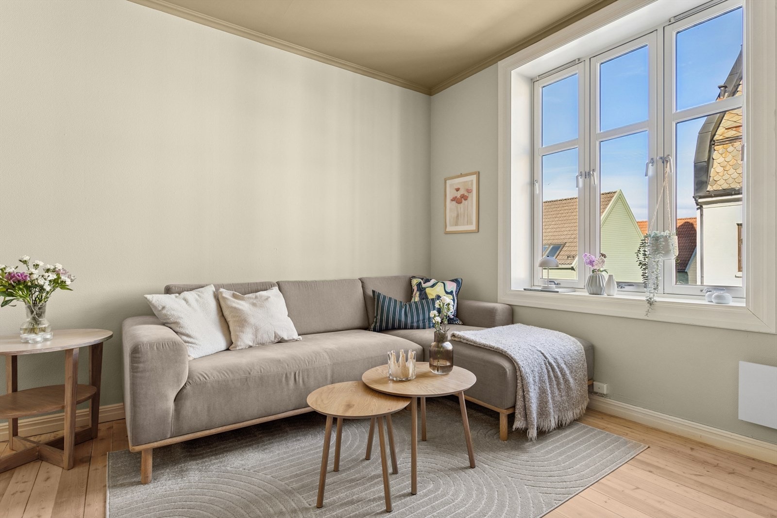 Leiligheten har klassiske elementer som dype vindusposter, tregulv og ekstra takhøyde på ca 2,70m. Fine fargevalg kompletterer den klassiske stilen i leiligheten. Galleribilde