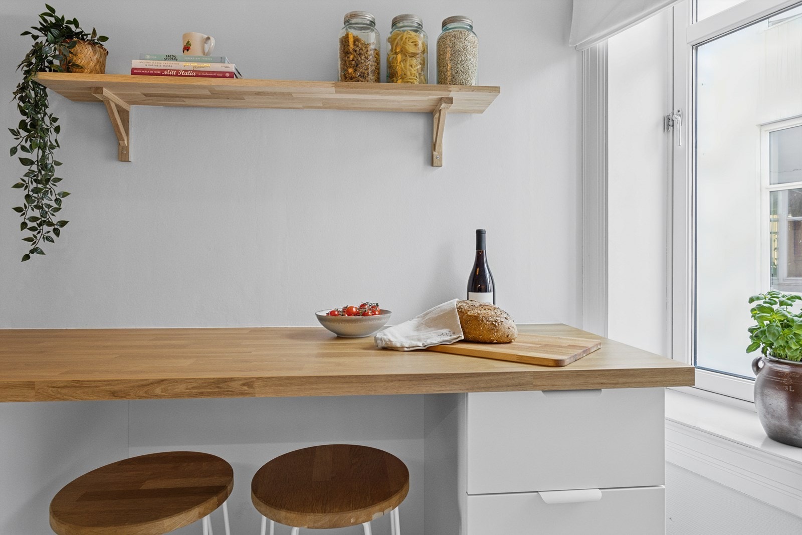 En flott spiseplass ved vinduet eller hvor man holder kokken med selskap. Galleribilde