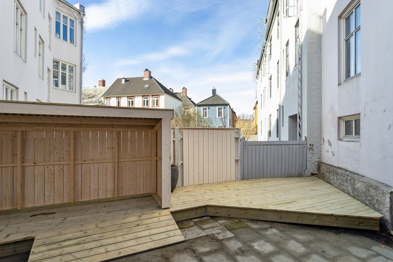 Det er nyetablert platting, sykkelparkering og søppelskur i bakgården til sameiet. Gården fikk nye vinduer tidlig på 2000-tallet og nytt tak for ca 2 år siden. Galleribilde