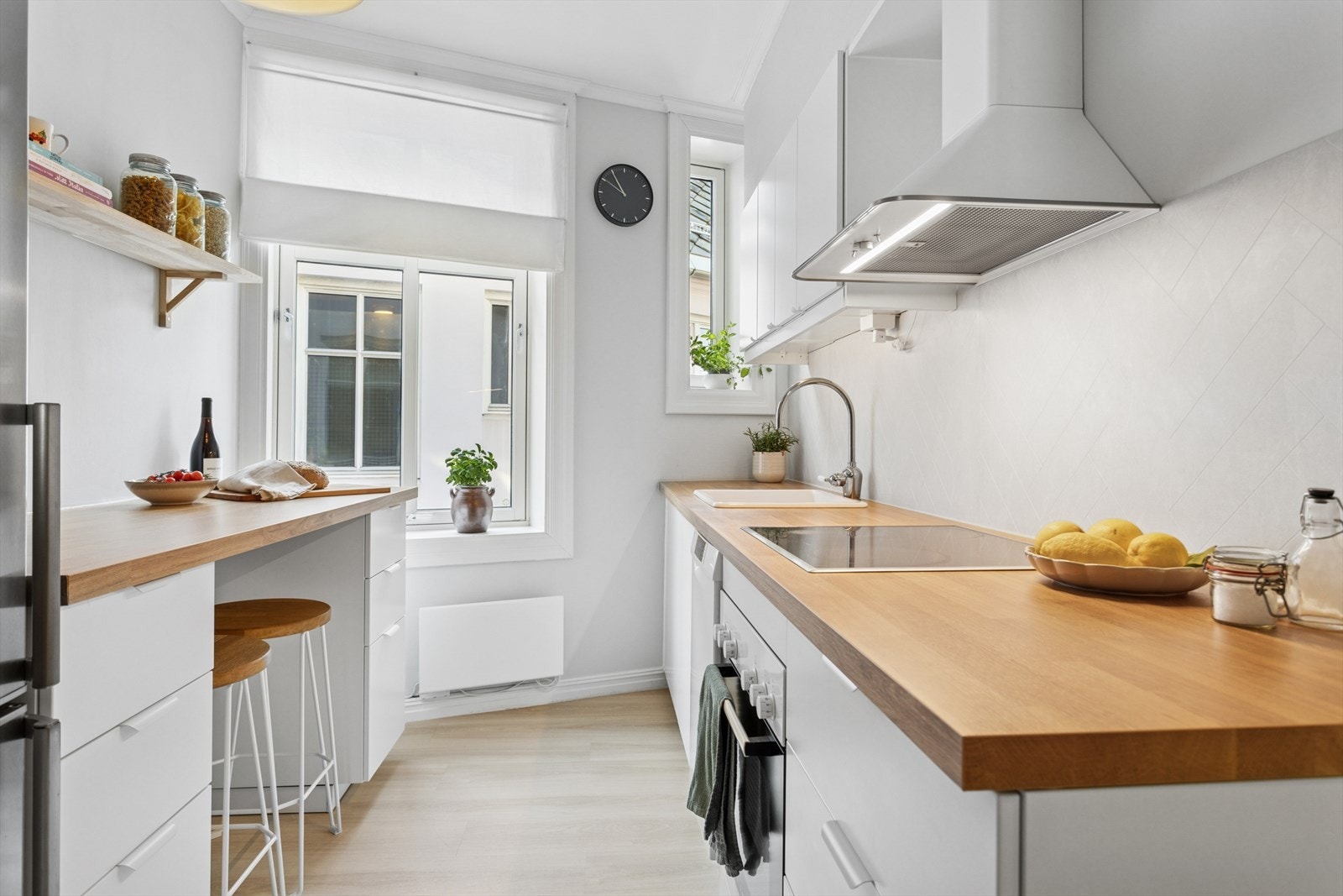 Her er det god benkplass og mye lagringsplass. Kjøkkenet har TG 0 i tilstandsrapport. Galleribilde