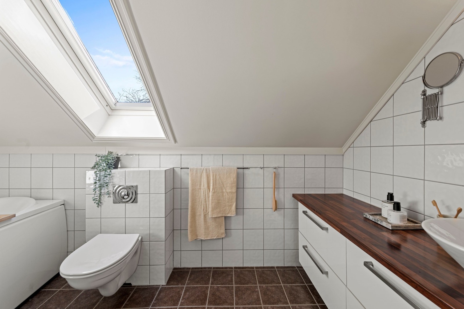 Innredet med servantinnredning, badekar, arbeidsbenk, opplegg for vaskemaskin og wc Galleribilde