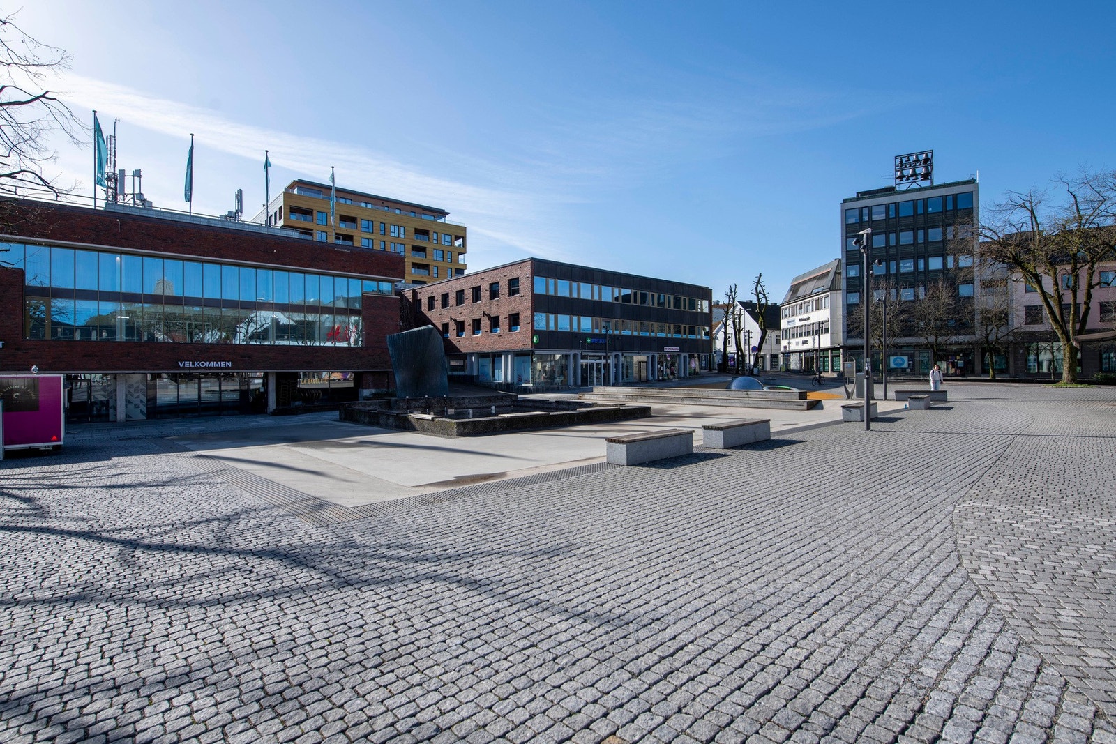 Leiligheten ligger i sentrum av Tønsberg med et hyggelig torg, handlegater og ikke minst Farmandstredet kjøpesenter i kort avstand. Galleribilde