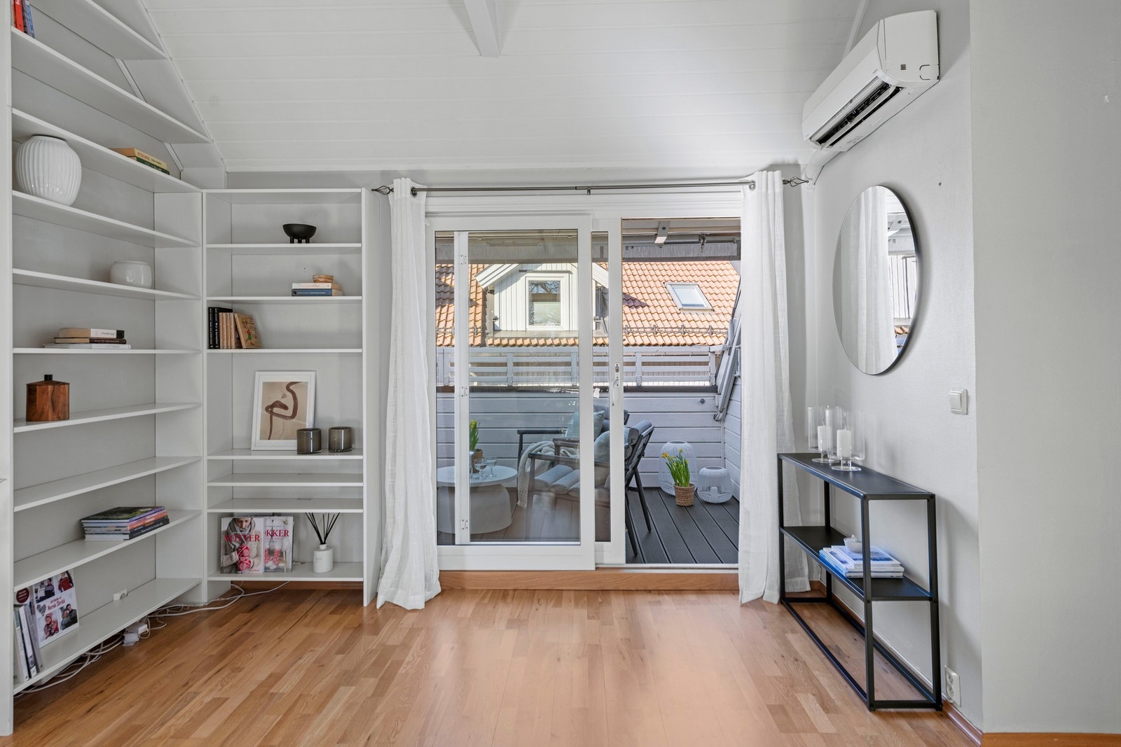 Her er det mange vindusflater som gir godt med naturlig lys. Fra stuen har du utgang til en balkong mot vest. Galleribilde