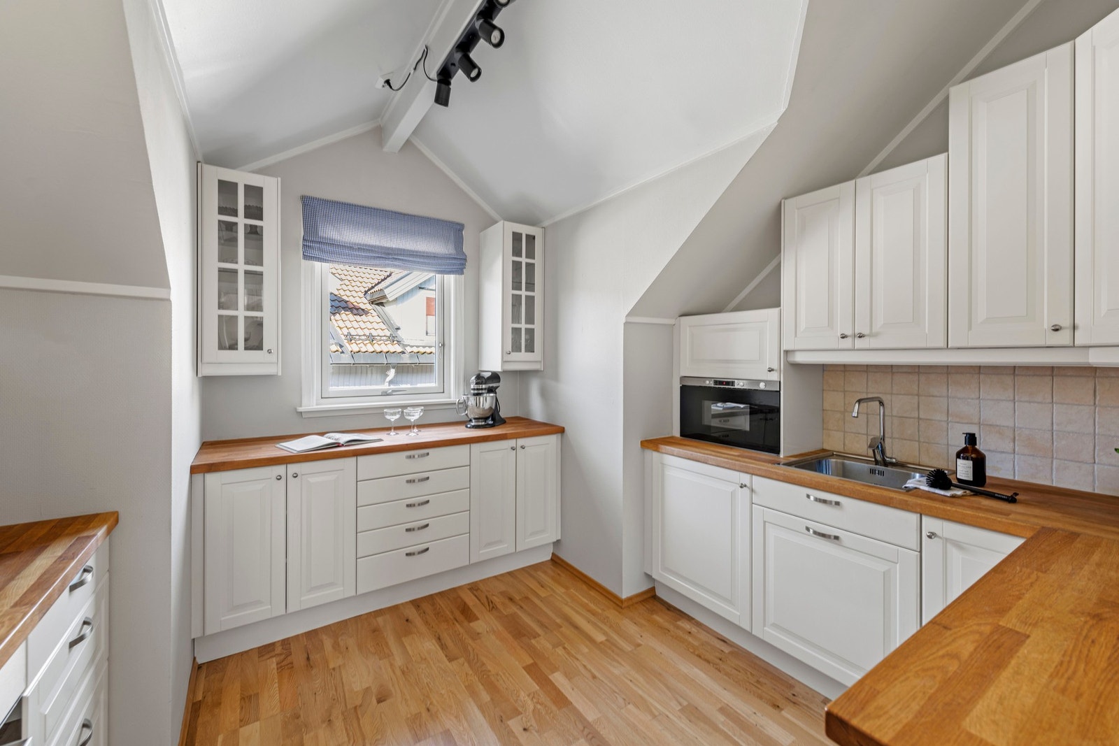 Kjøkkenet er lyst og fint med kjøkkeninnredning i malt profilert utførelse. Galleribilde