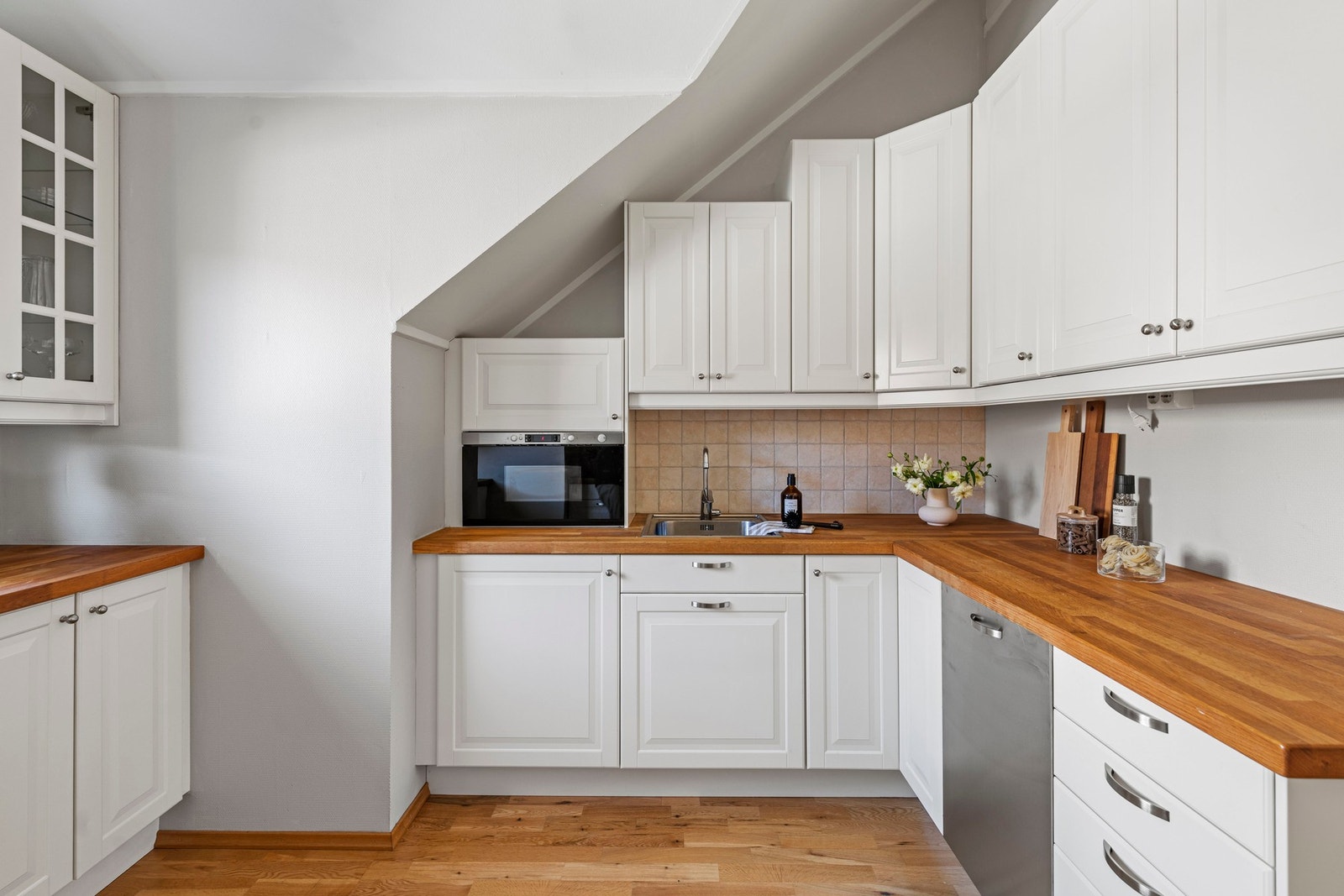 Integrert koketopp, stekeovn, mikrobølgeovn og kjøl/fryseskap. Galleribilde