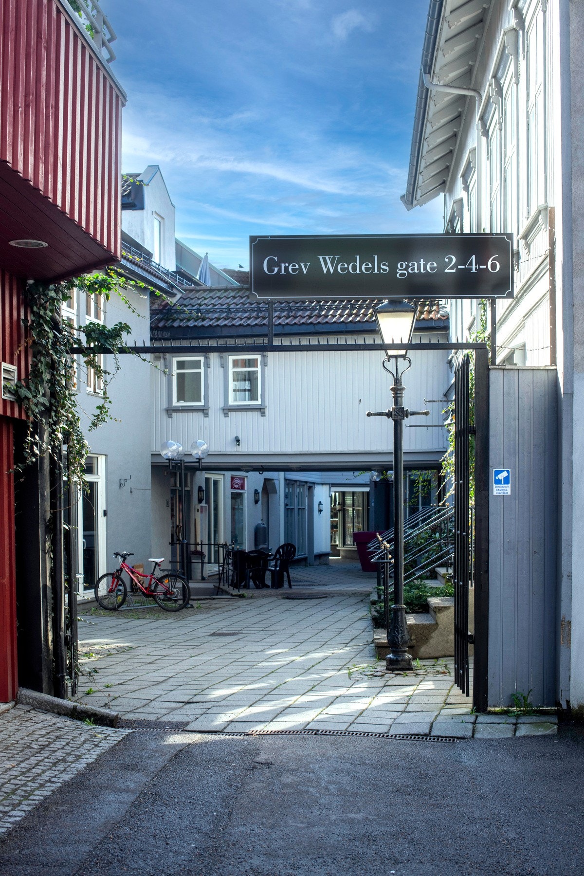 Dette er en attraktiv og flott 3-roms i tredje og øverste etasje. Bygget fra 1930 ble renovert i 2013 og ligger idyllisk plassert i et nostalgisk smug. Herfra er det kort vei til restauranter, kultur, skog og sjø. Galleribilde