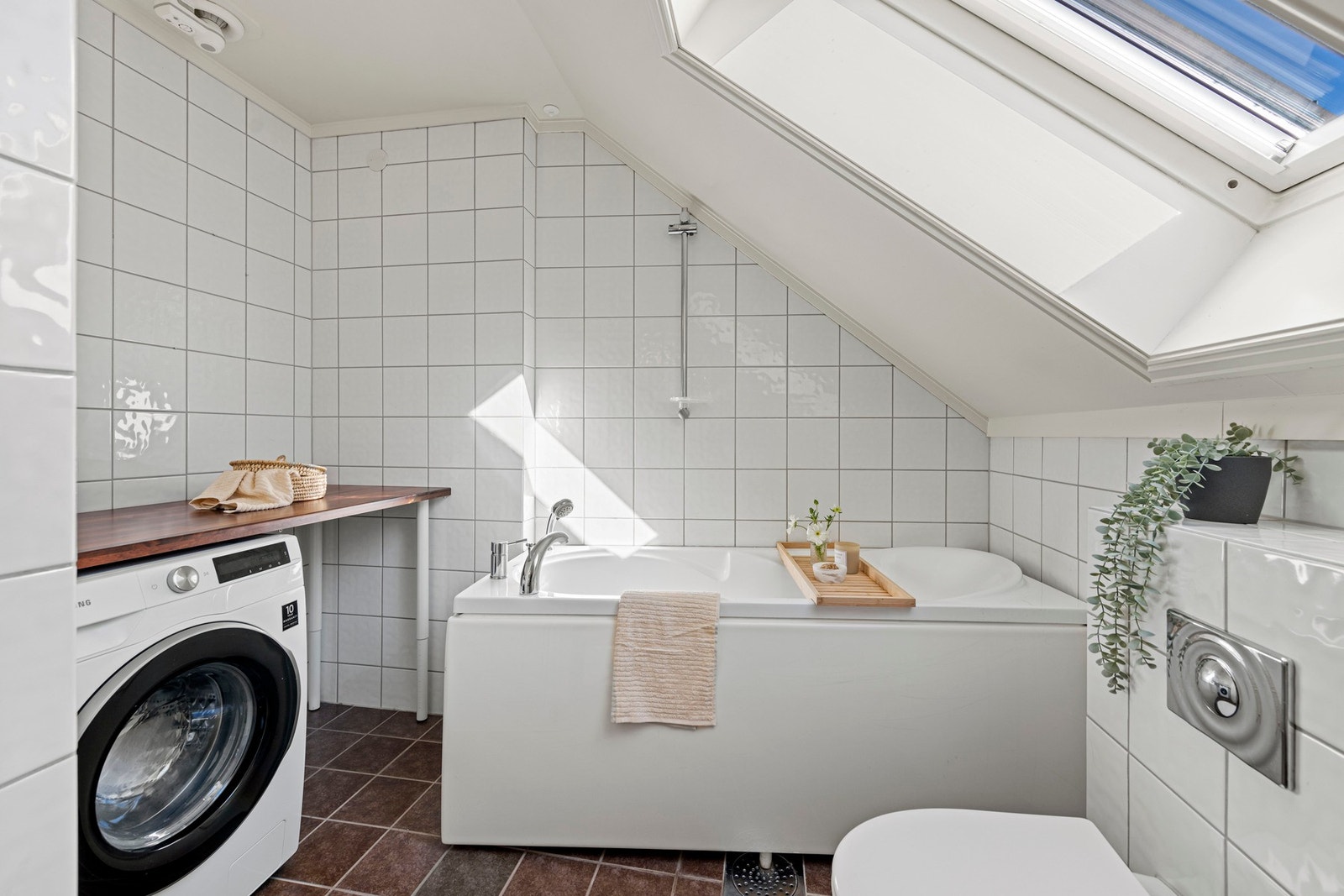 Badet har fliser på gulv med varmekabler. Flislagte vegger og malte slette plater i innvendig tak. Galleribilde