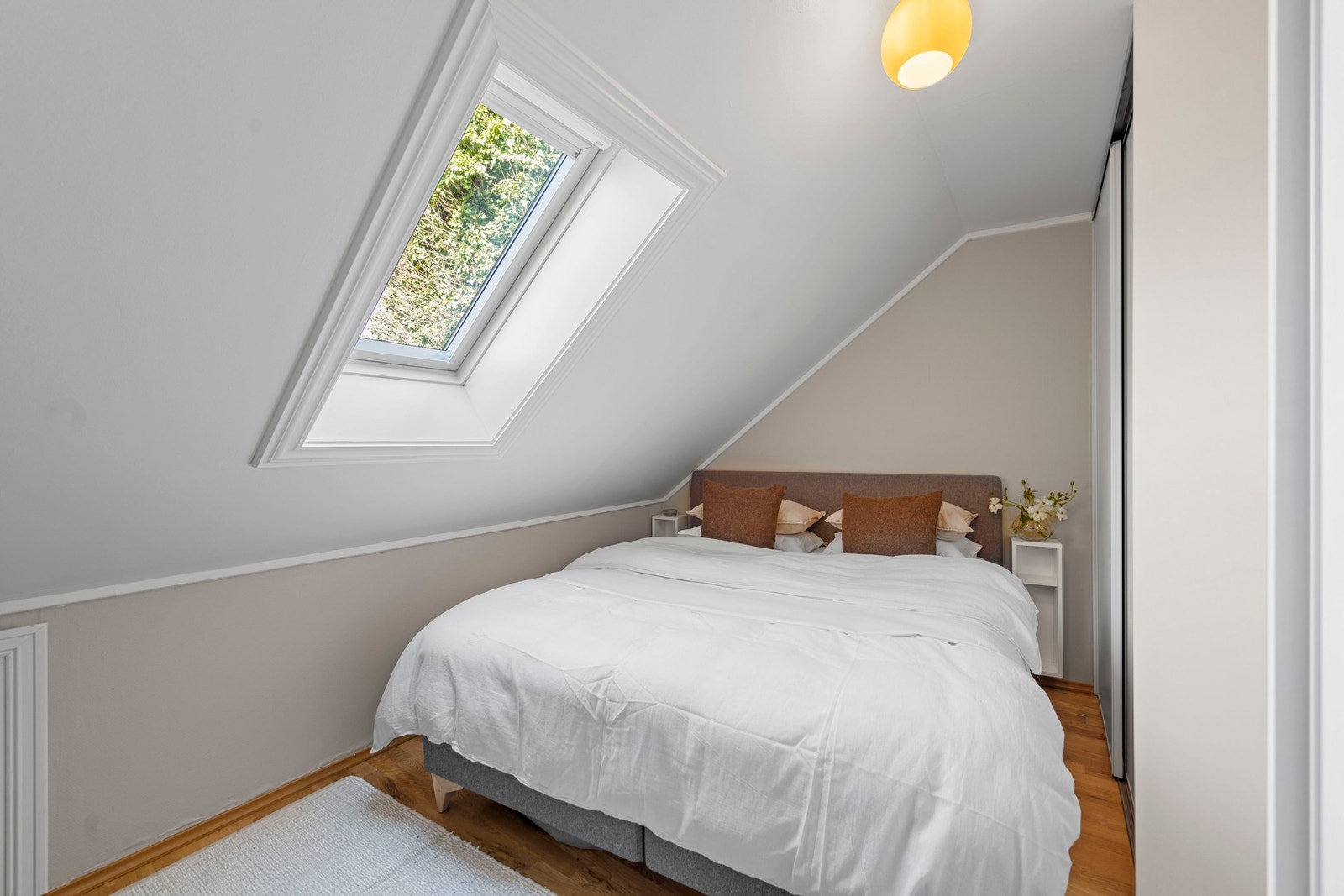 Leiligheten har to lyse og luftige soverom som vender inn mot skjermet gårdsrom. Her har du god plass til seng og tilhørende møblement. Galleribilde