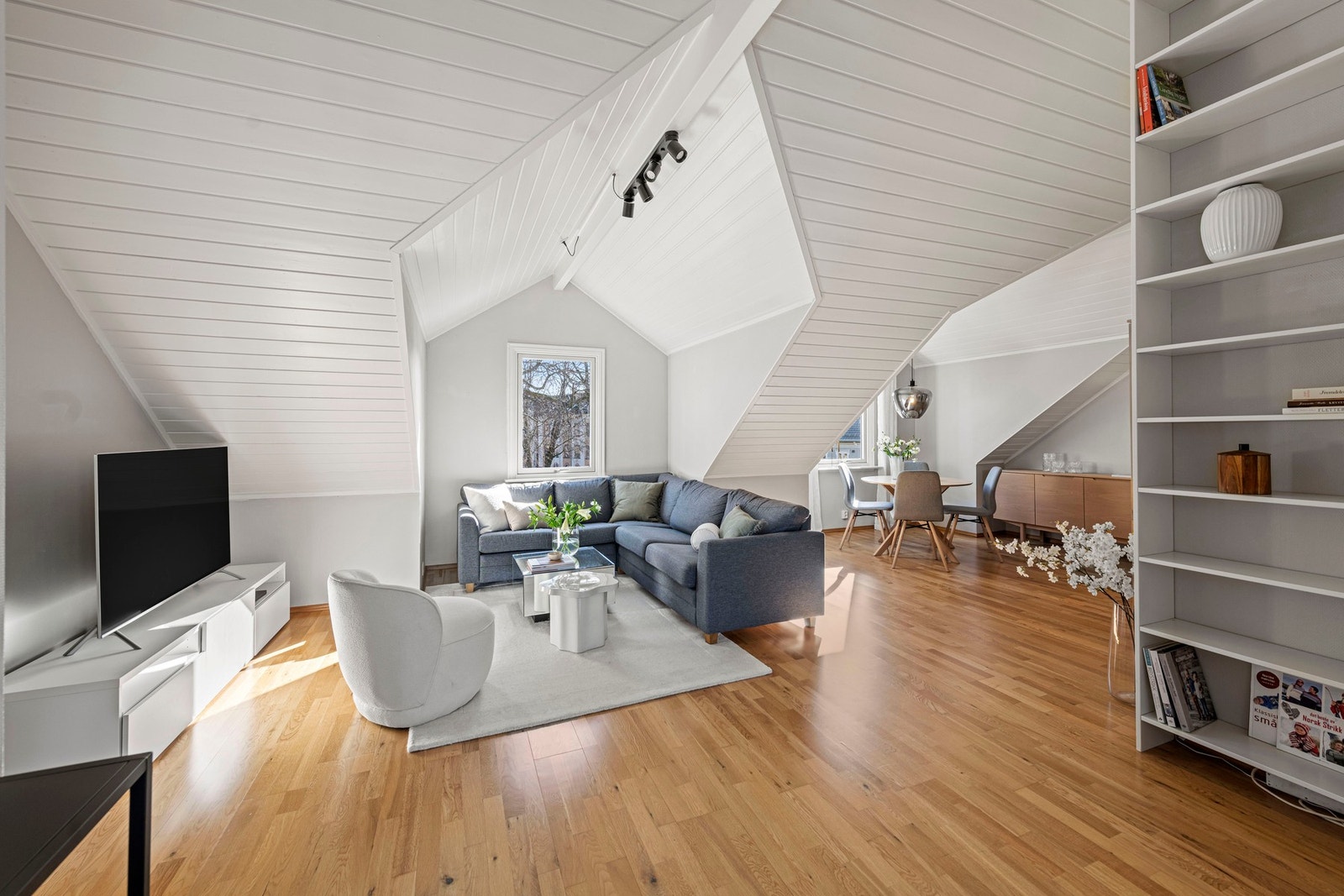 Boligen har en god planløsning og inneholder en romslig stue. Stuen er stor og fin med en sosial dynamikk med god plass til spisestue og sofaløsning med tilhørende møblement. Galleribilde