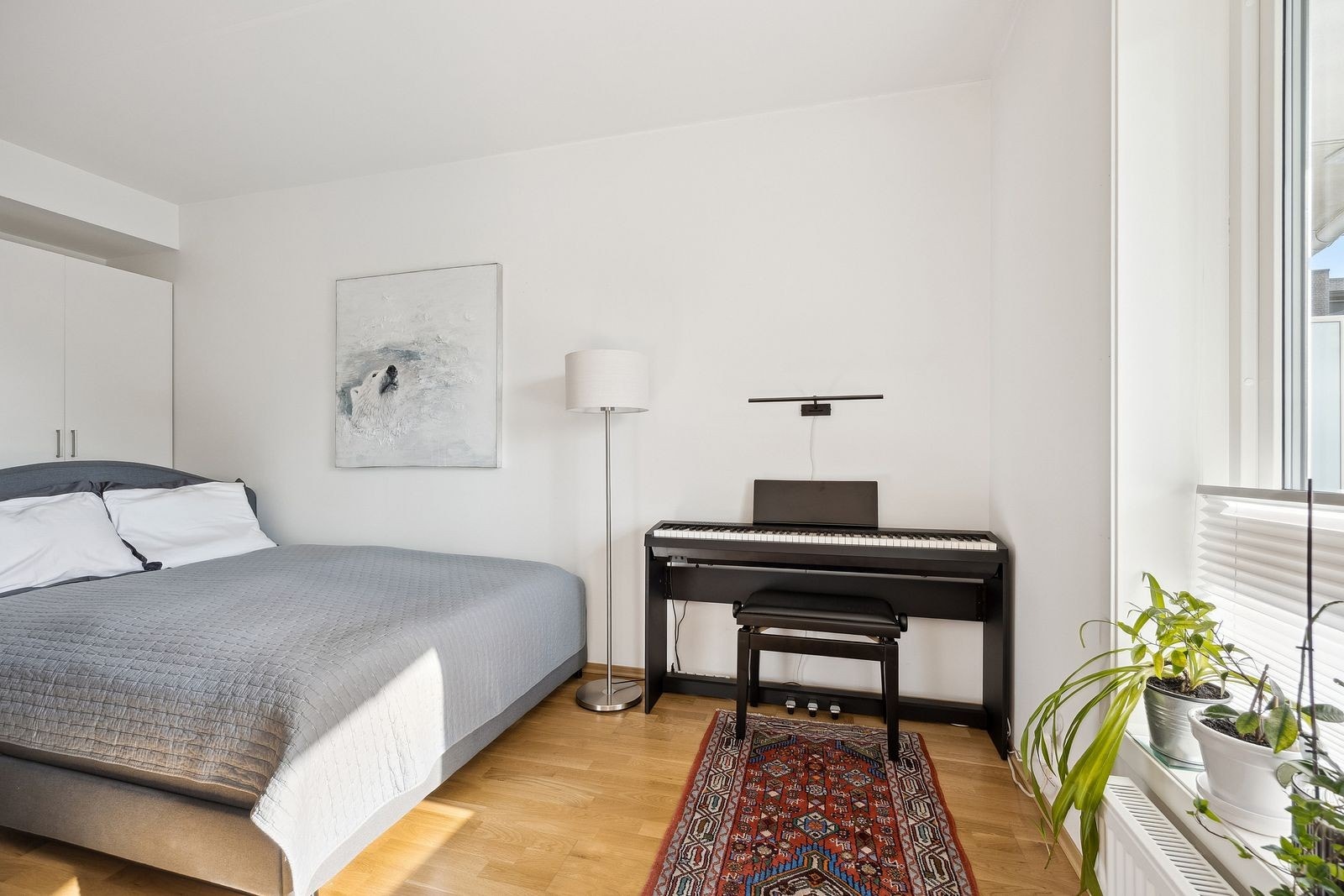 Soverom med plass til dobbeltseng, garderobeskap. Galleribilde