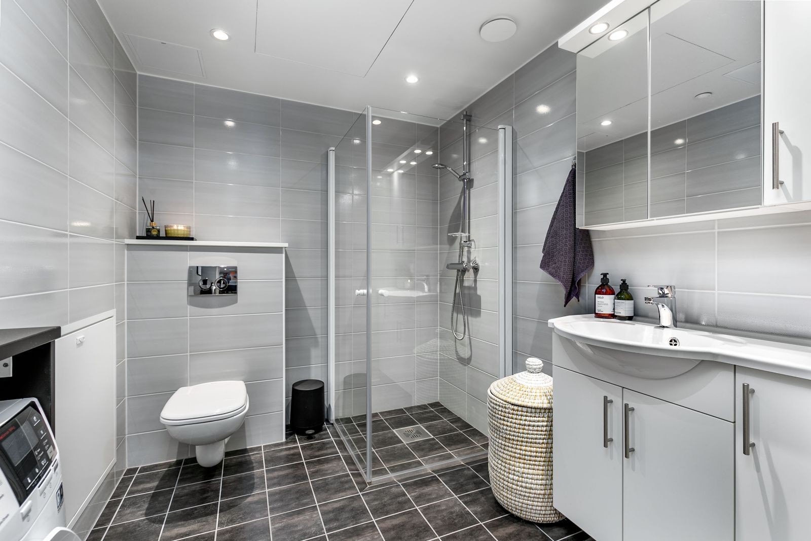 Pent flislagt bad med opplegg for vaskemaskin. Galleribilde