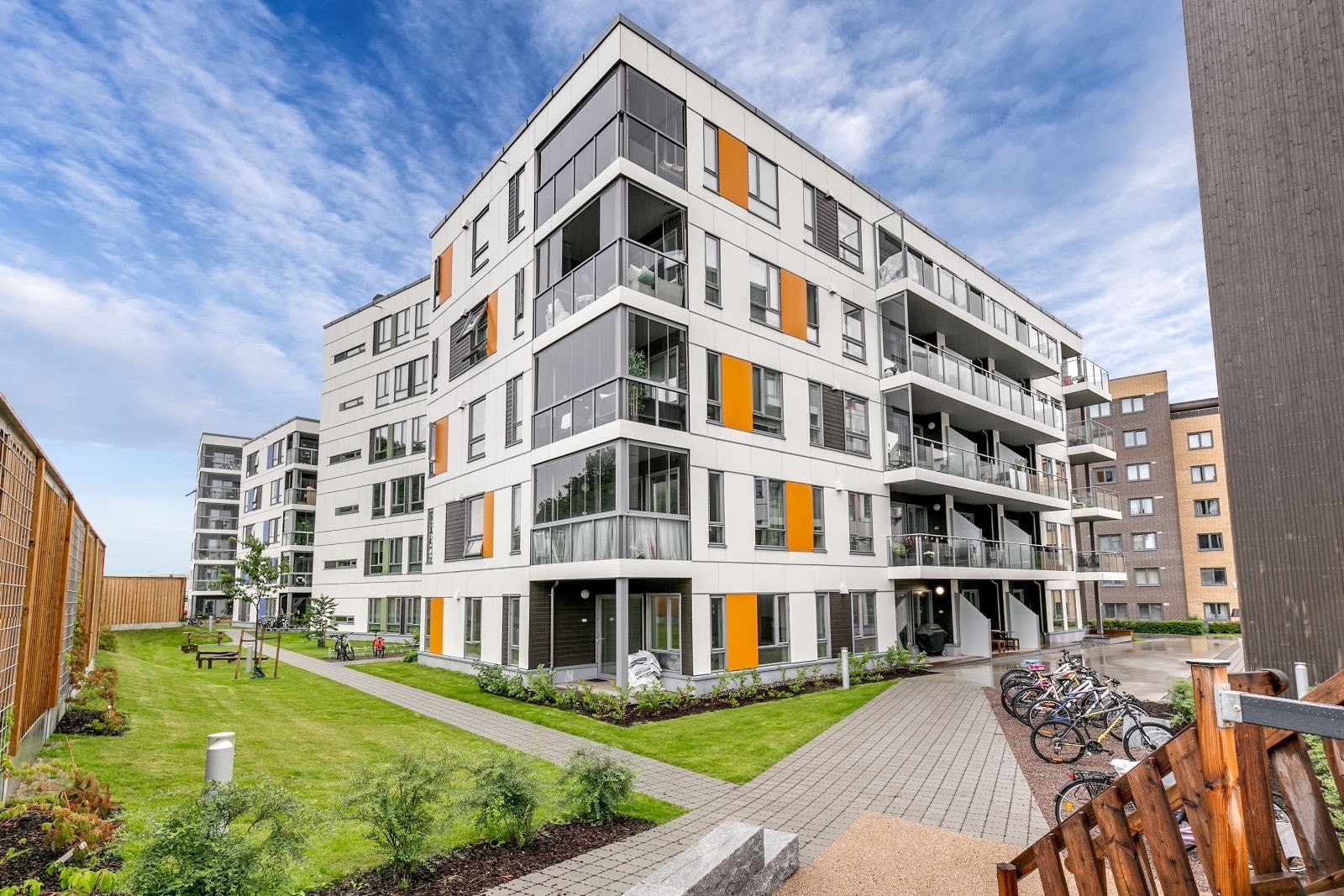 Fasade. Boligen ligger med kort vei til flere fasiliteter. Galleribilde