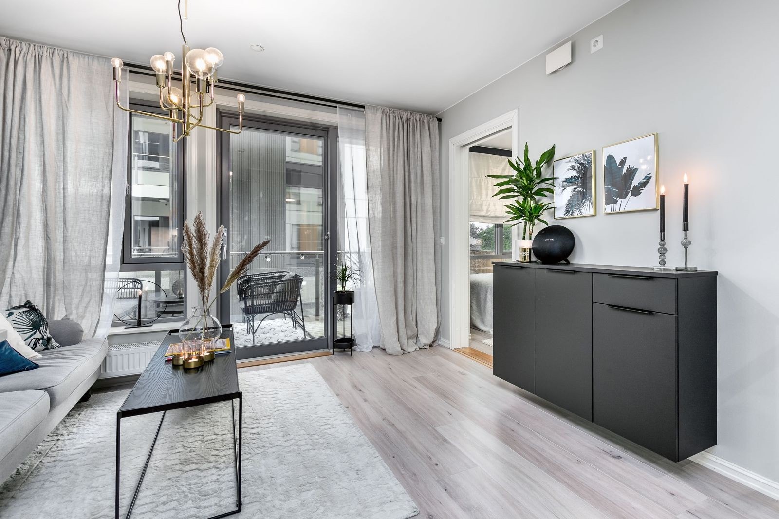 Fra stuen har man utgang til balkongen. Galleribilde