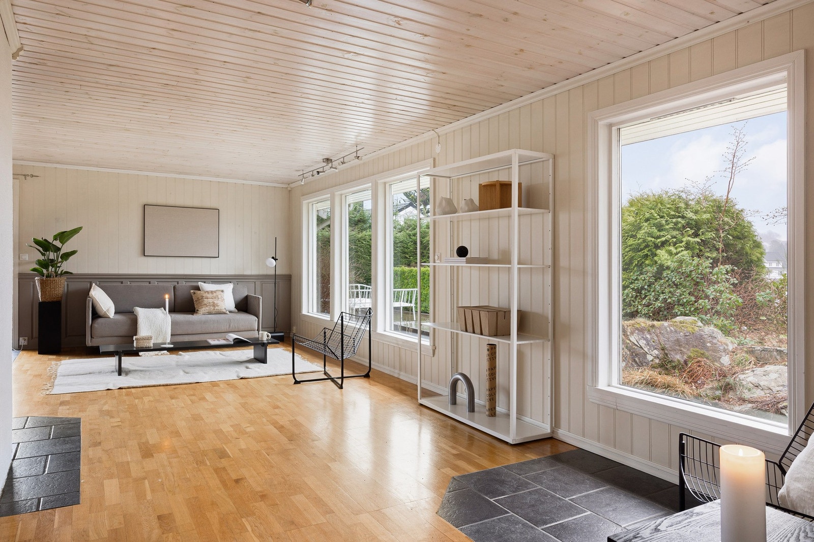 Stuen er stor og romslig, med plass til flere soner. Galleribilde