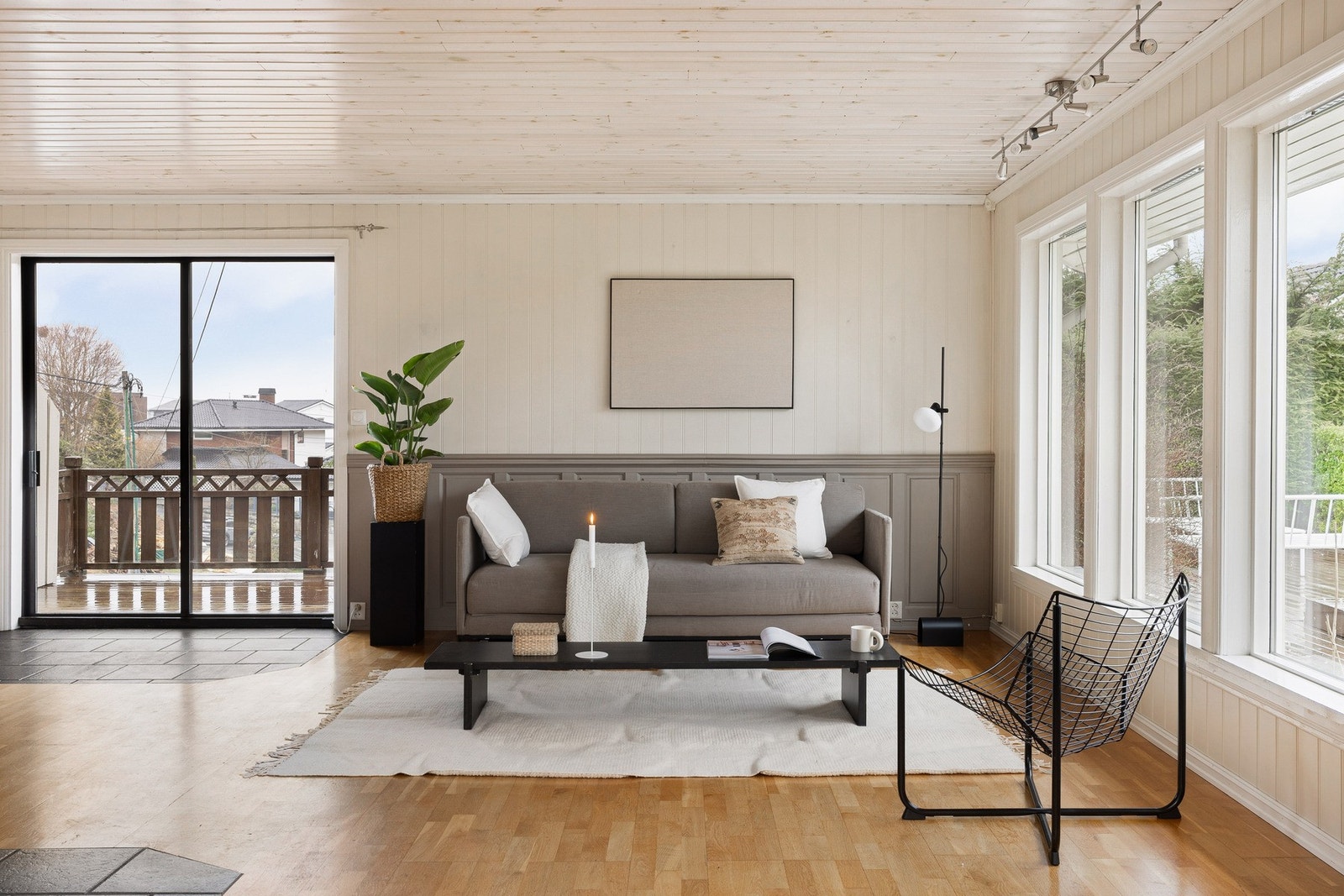 De store vinduene slipper inn mye dagslys i stuen. Galleribilde