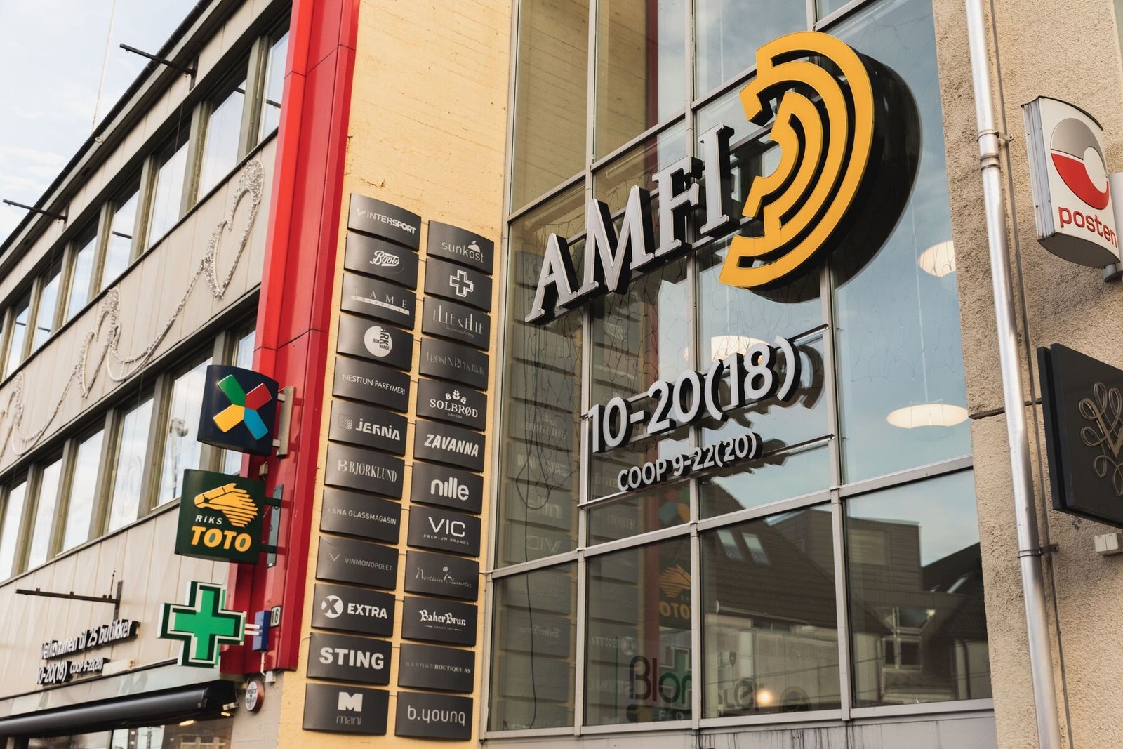 Det er kun ett stopp med bybanen til Nesttun, hvor det er flere butikker og serveringssteder. Galleribilde