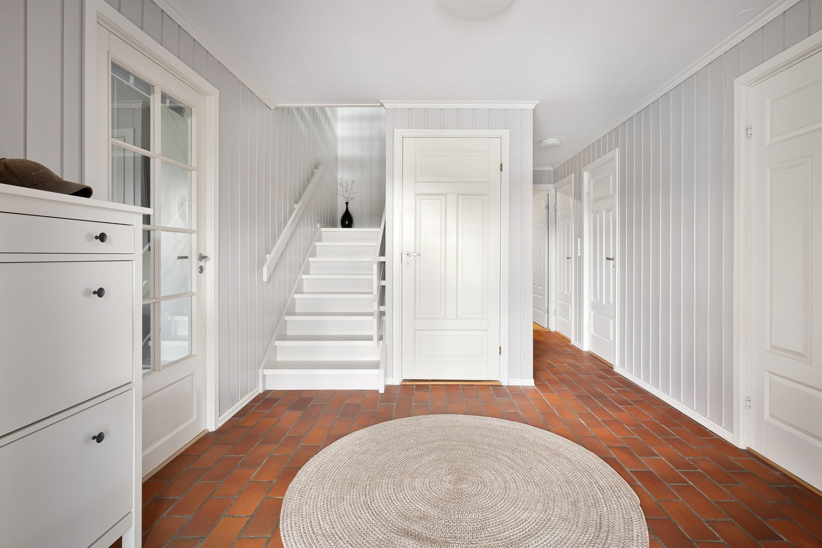 På innsiden møter du en romslig hall med god plass til av- og påkledning. Galleribilde