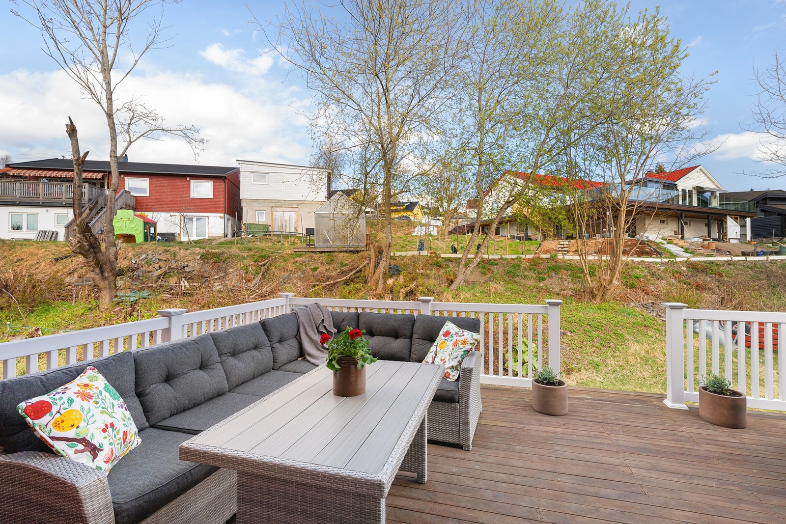 Her får man et idyllisk og privat uterom med sol store deler av ettermiddagen og kvelden Galleribilde