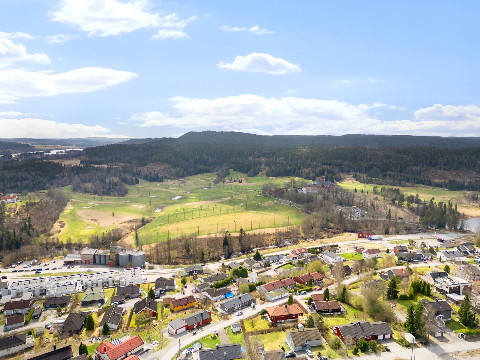 Det tar ca. 10 minutters gange til Ytre Enebakk barneskole og ca. 11 minutter til Mjær ungdomsskole. Galleribilde