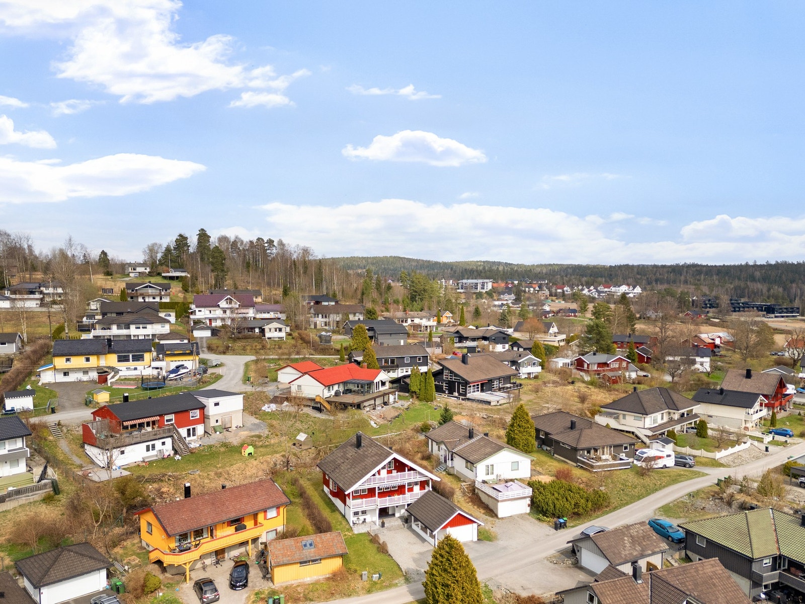Det er ca. 4 minutters gange til nærmeste bussholdeplass med gode forbindelser til Oslo, Ski og Lillestrøm. Galleribilde