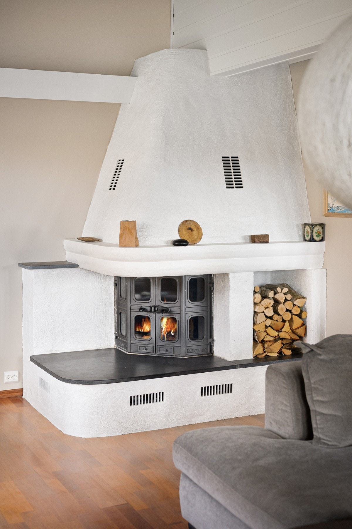 Rommet har en peis som gir koselig varme og atmosfære. Galleribilde