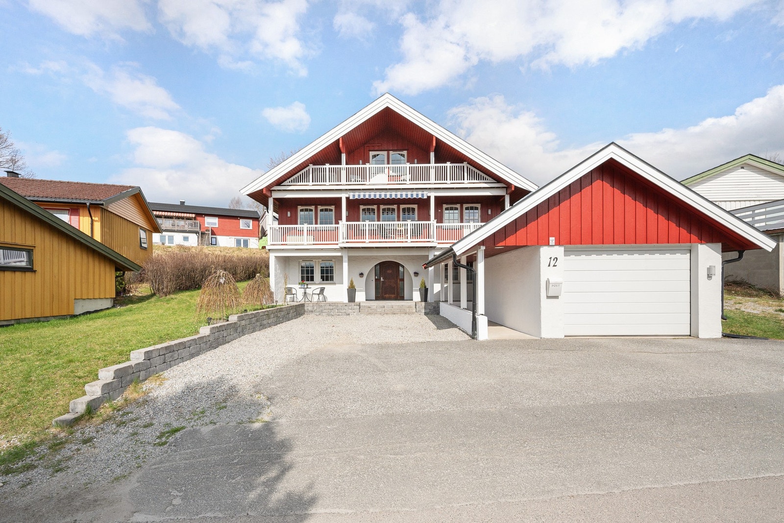 Inngangspartiet ligger beskyttet under verandaen og har et innbydende inngangsparti. Galleribilde