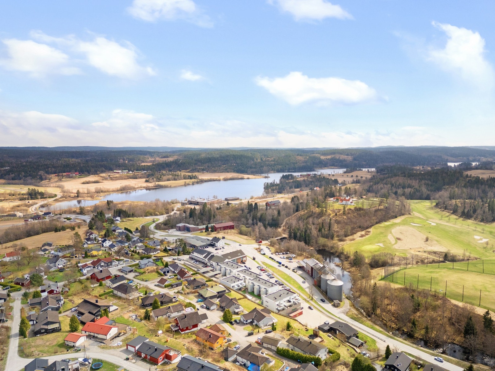 Fra boligen tar det ca. 5 minutter å gå til Vågsenteret med et utvalg av butikker, cafe, treningssenter, apotek og vinmonopol m.m. Galleribilde