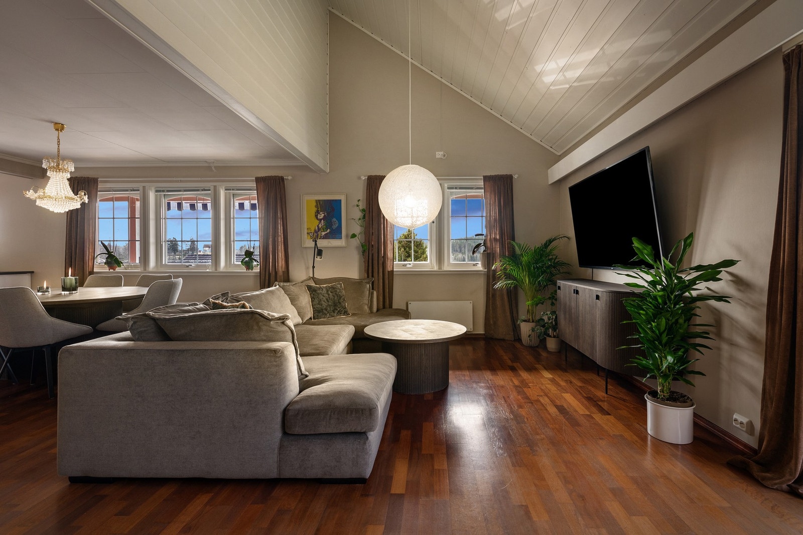 Store vinduer sikrer godt dagslysinnfall. Galleribilde