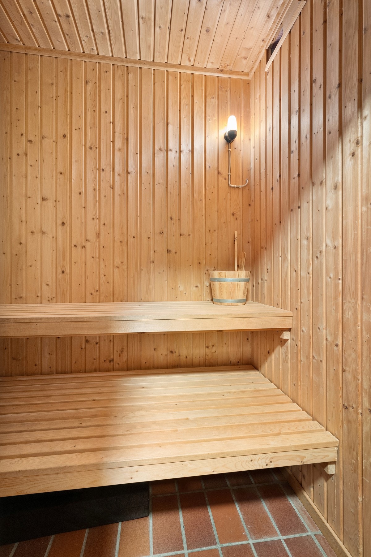 Badet i underetasjen har også en flott badstu for litt ekstra luksus i hverdagen. Galleribilde