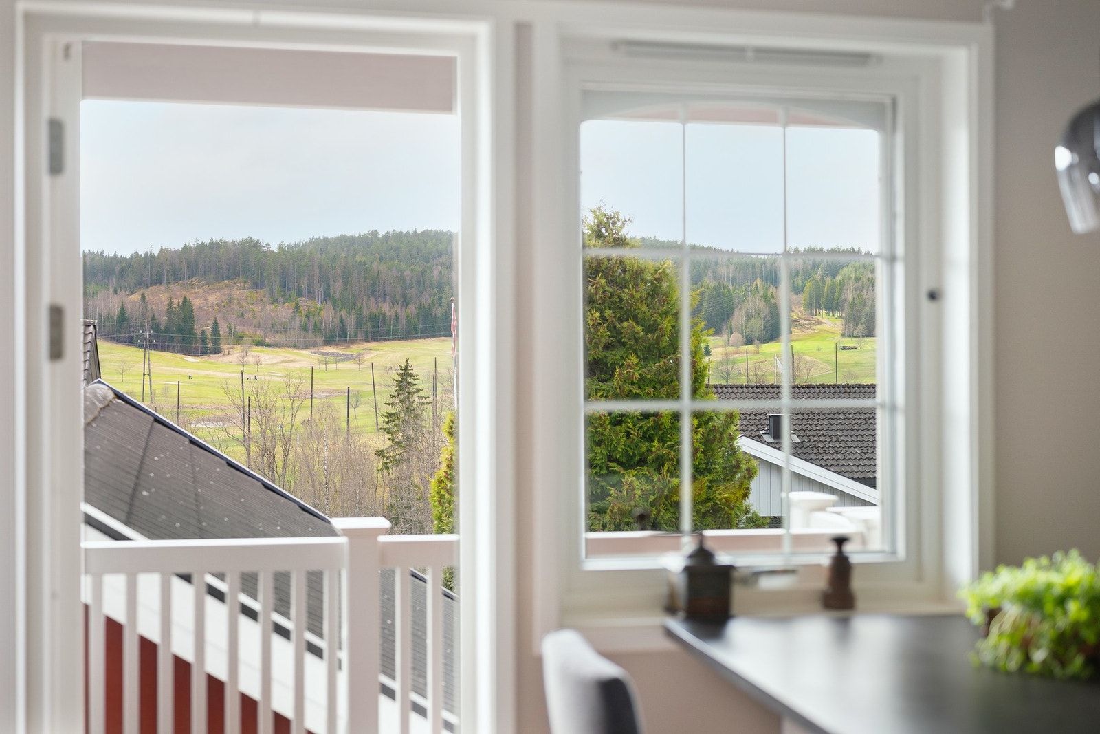 Fra kjøkkenet er det utgang til terrasse med flott utsikt til golfbanen og gode solforhold. Galleribilde