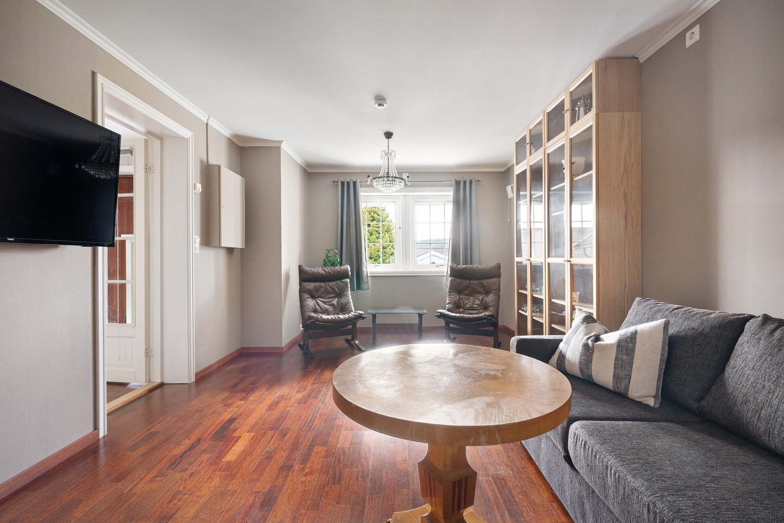 Rommet er lyst og luftig og det er flere møbleringsmuligheter. Galleribilde