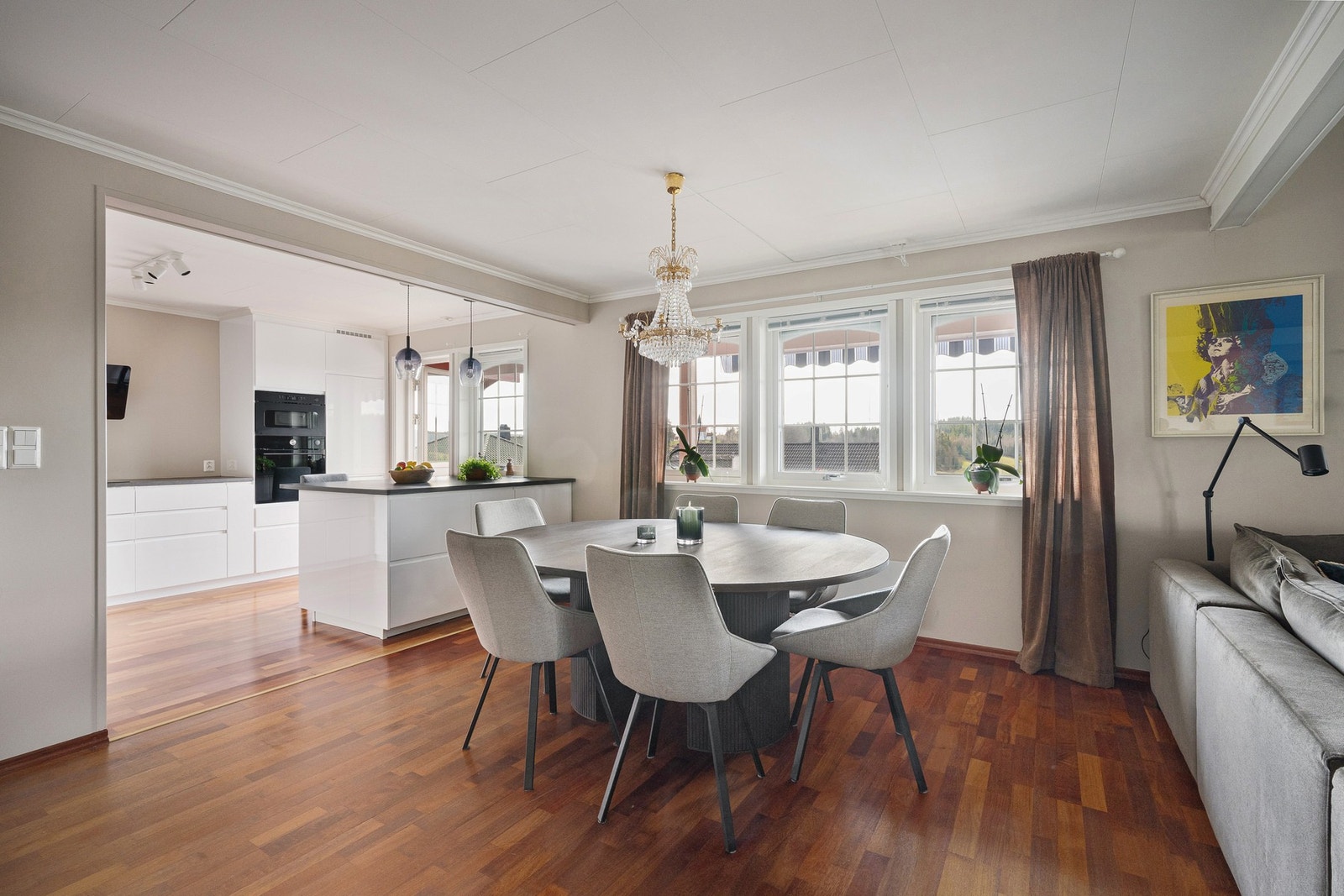 Kjøkkenet er en åpen løsning med kjøkkenøy og direkte tilknytning til stuen/ spisestuen. Galleribilde