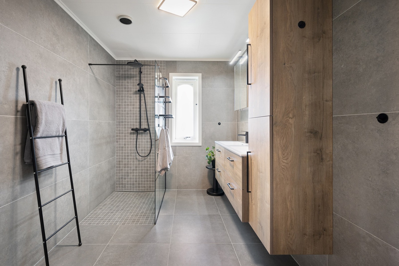 Badene i boligen er flislagte og nylig oppusset (2022 og 2023) med høykvalitets utstyr, inkludert dusjhjørne med glass og veggmontert toalett. Galleribilde